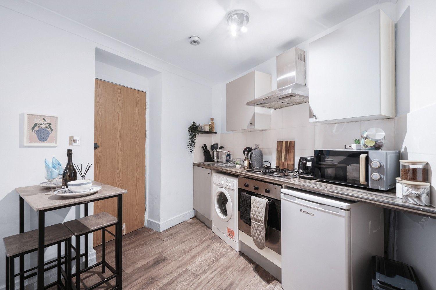 Apartment Affordable Studio, 1, 2 And 3 Bed In E14 *