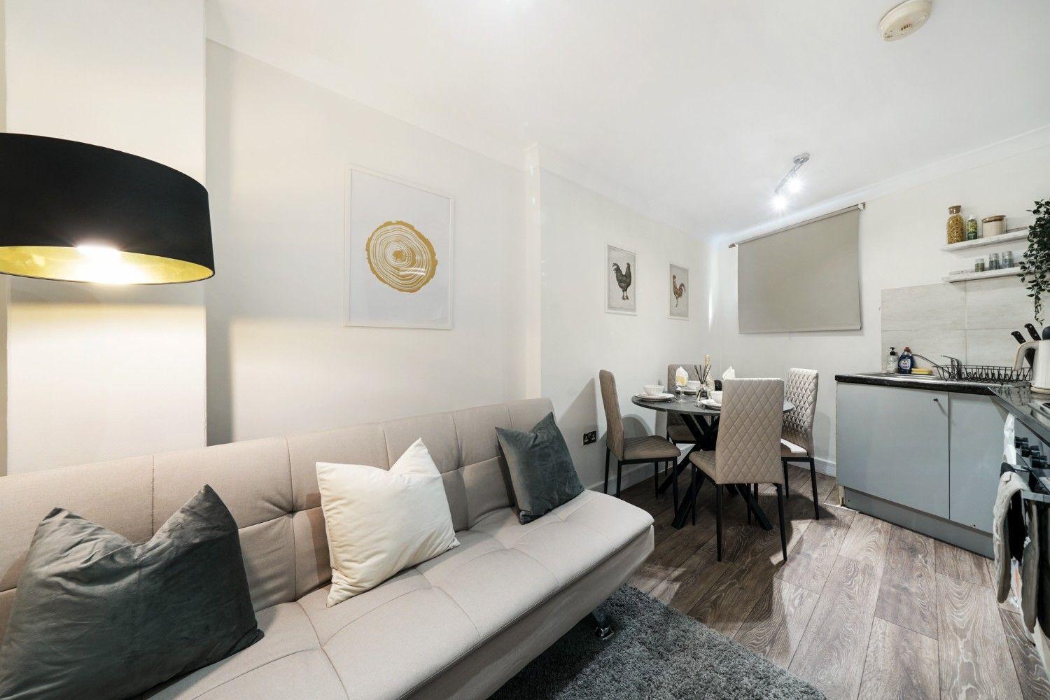 Affordable Studio, 1, 2 And 3 Bed In E14 Apartment
