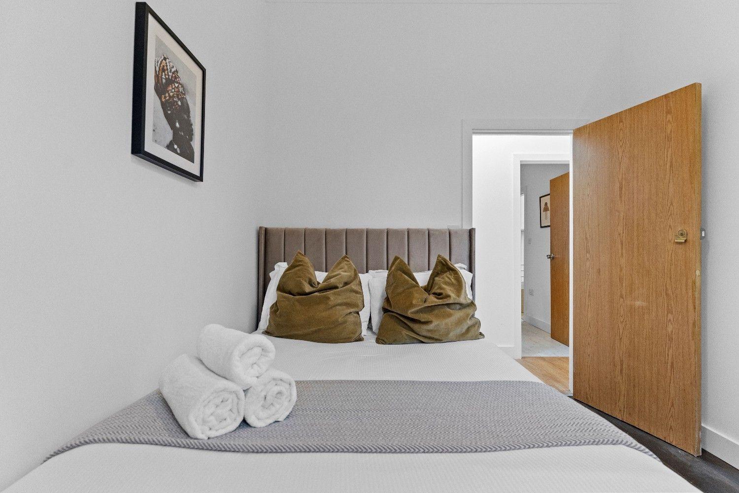 Apartment Affordable Studio, 1, 2 And 3 Bed In E14 London