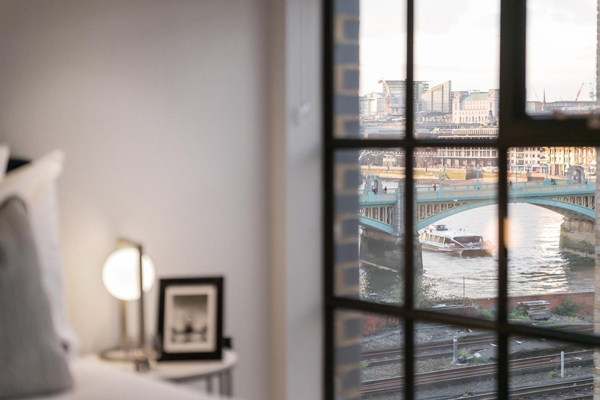 Urban Chic - Clink Street Apartment