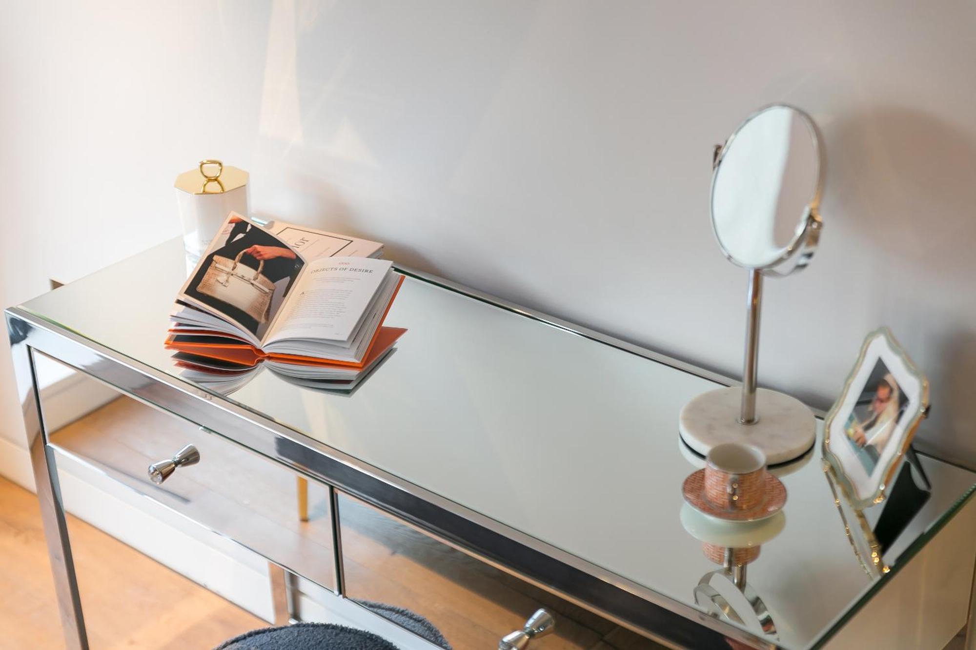 Urban Chic - Clink Street Apartment London