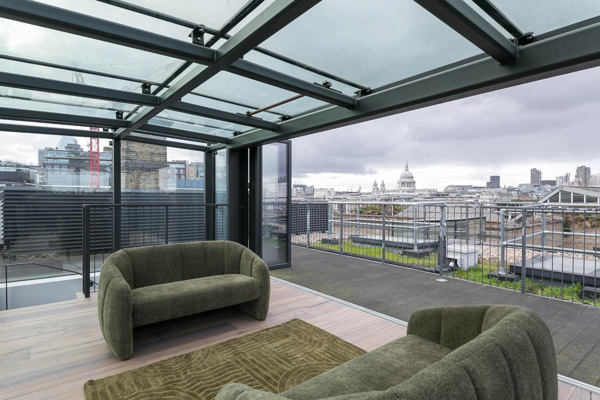 Urban Chic - Clink Street *