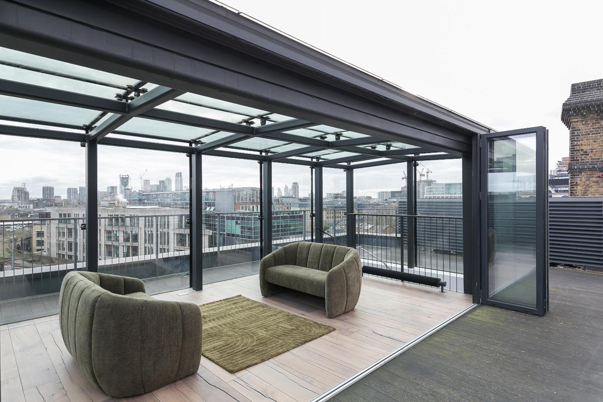 Urban Chic - Clink Street Apartment