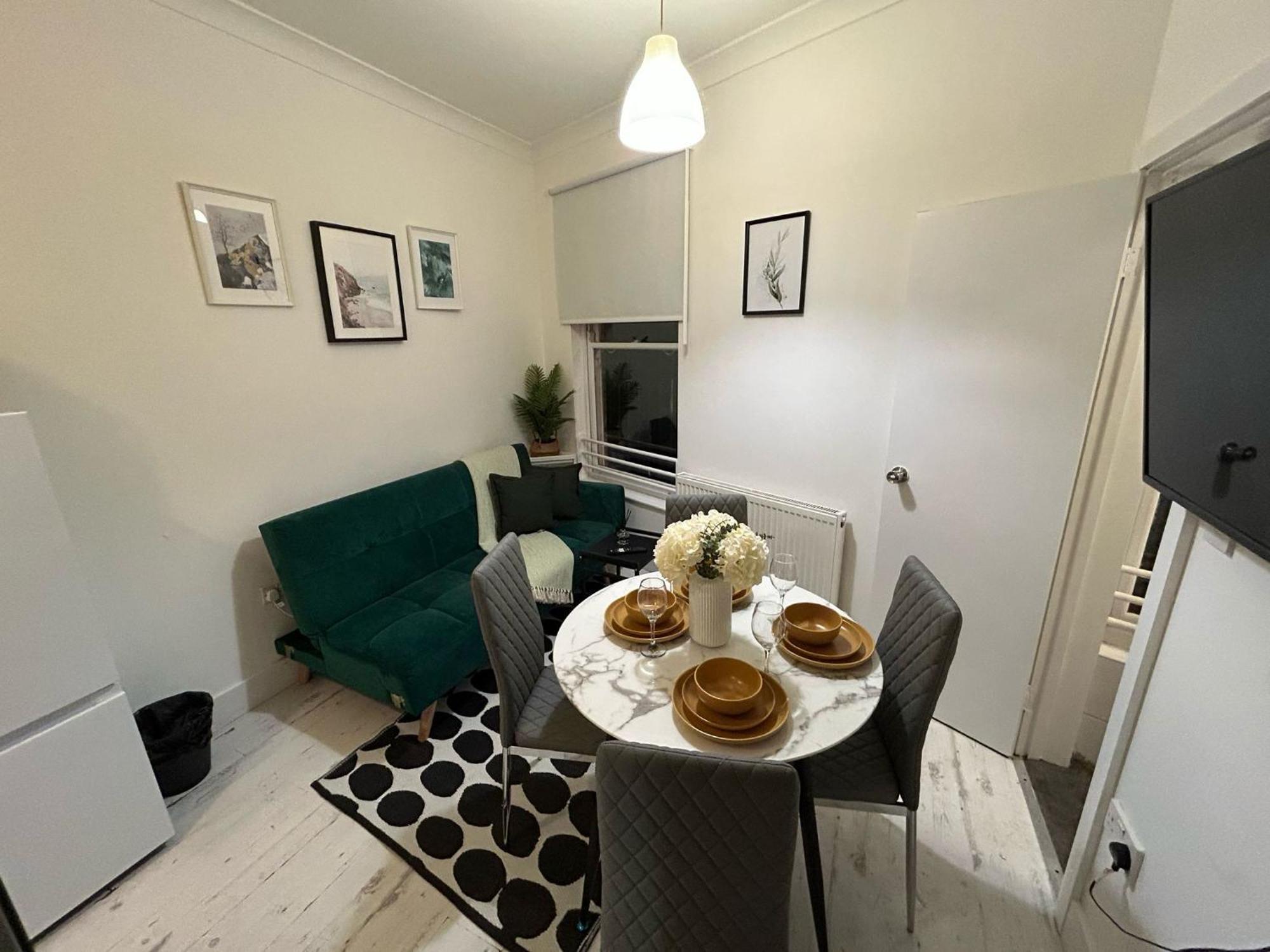 Apartment Affordable Studio, 1, 2 And 3 Bed In E14 London