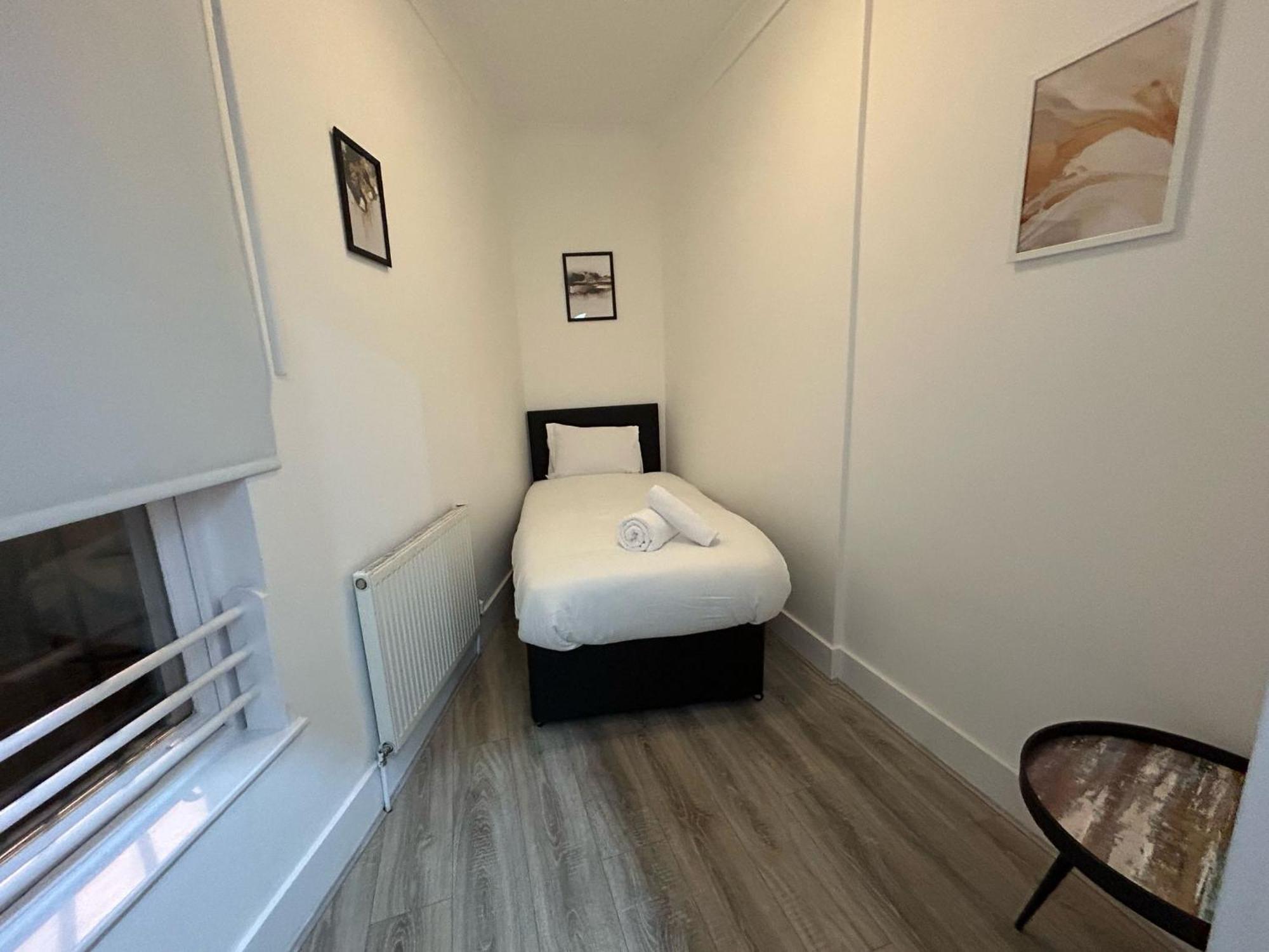 Apartment Affordable Studio, 1, 2 And 3 Bed In E14 London