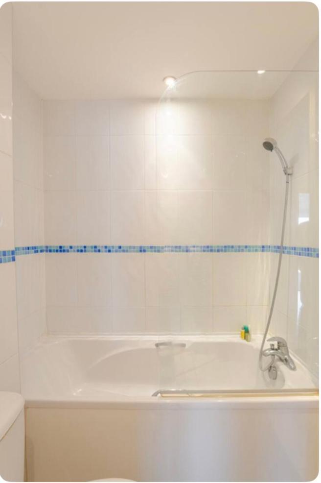 Amazing River View 2 Bedroom Apartment, Sleeps 6 , Balcony And Parking Appartement Londres
