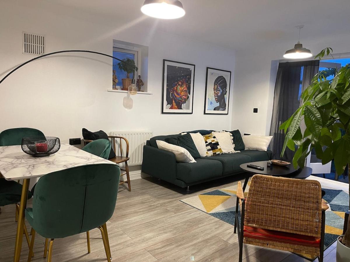 Lovely 2 Bedroom Flat With Free Parking And Wifi * Londen