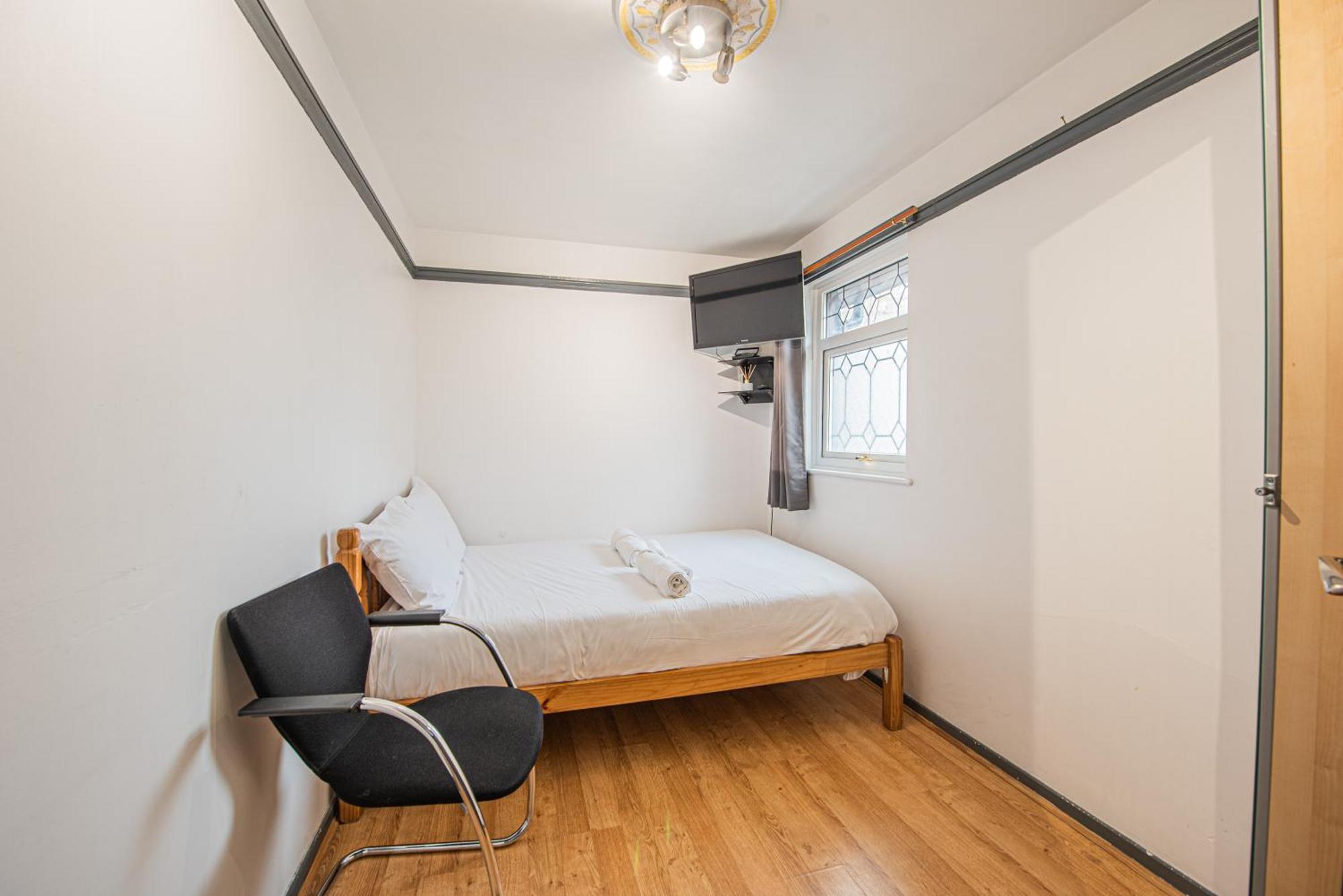 Spacious 4-bed With Garden & Free Parking London