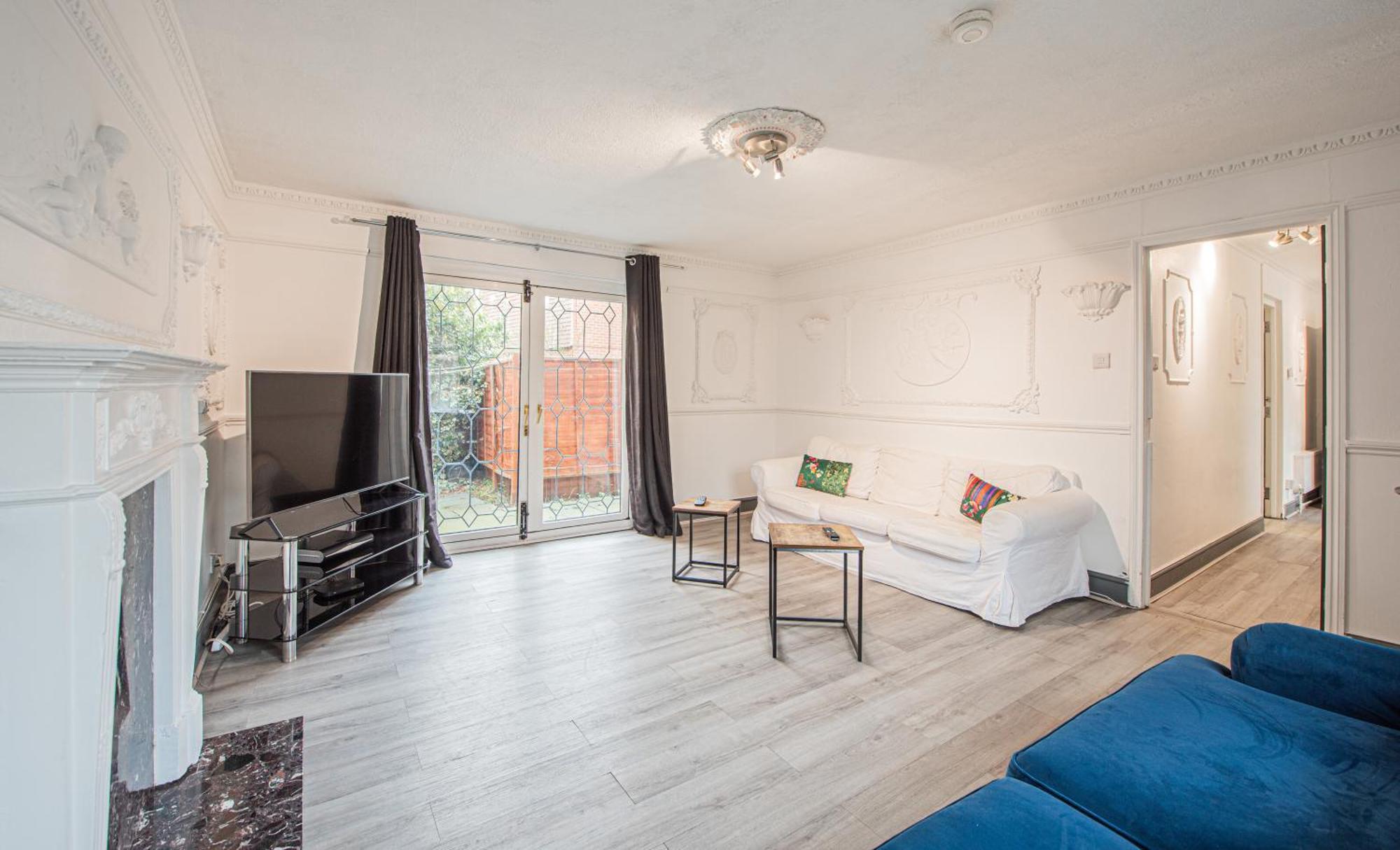 Apartment Spacious 4-bed With Garden & Free Parking