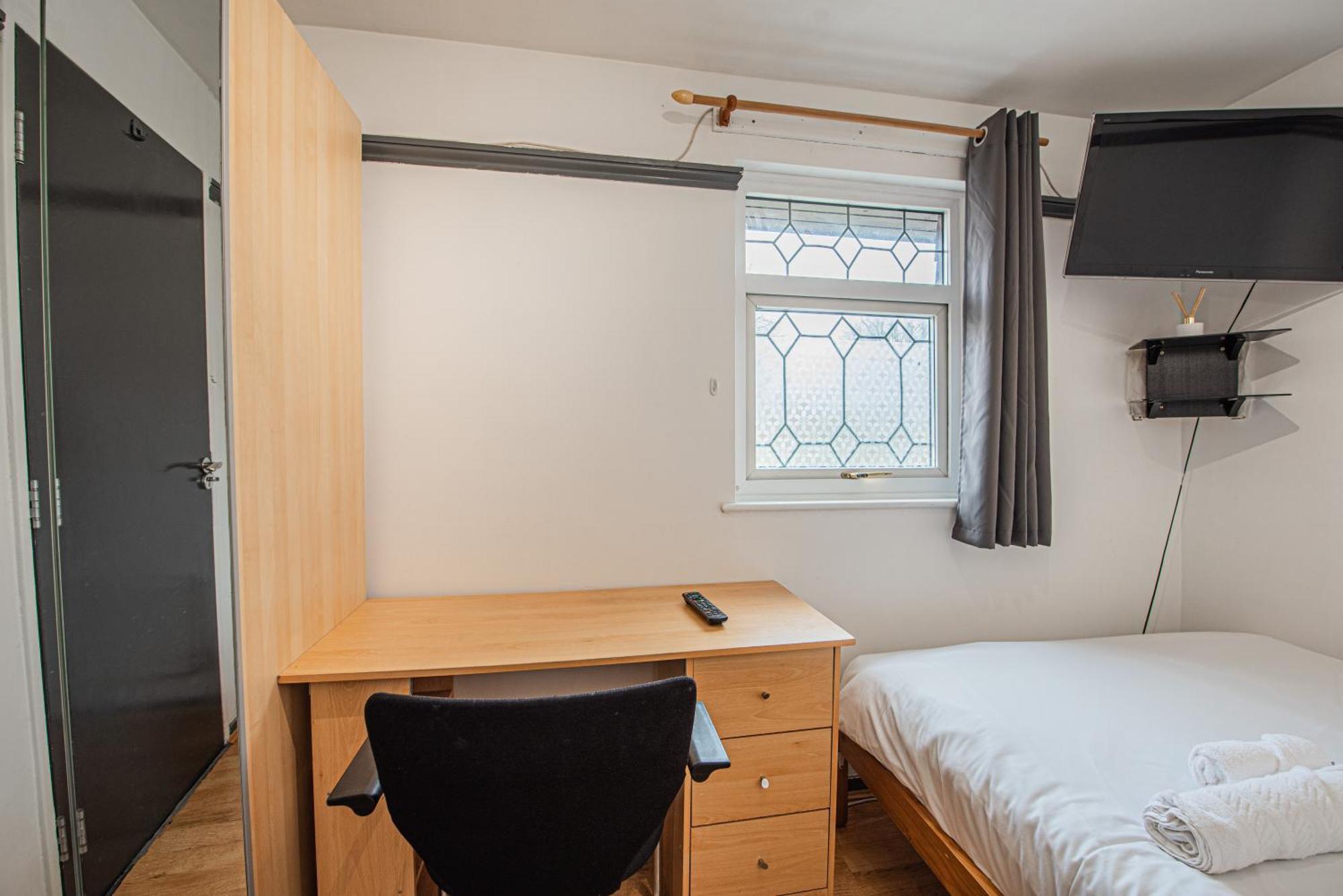 Apartment Spacious 4-bed With Garden & Free Parking