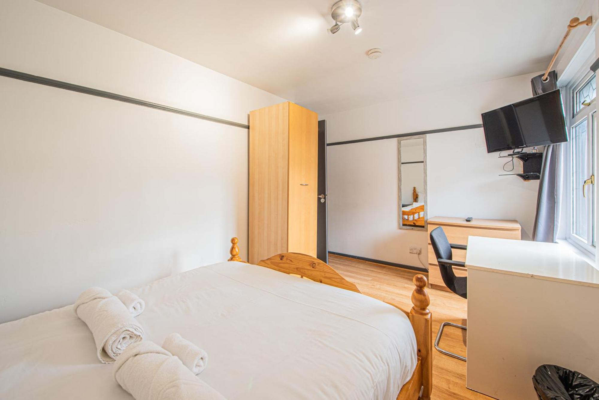 Apartment Spacious 4-bed With Garden & Free Parking *