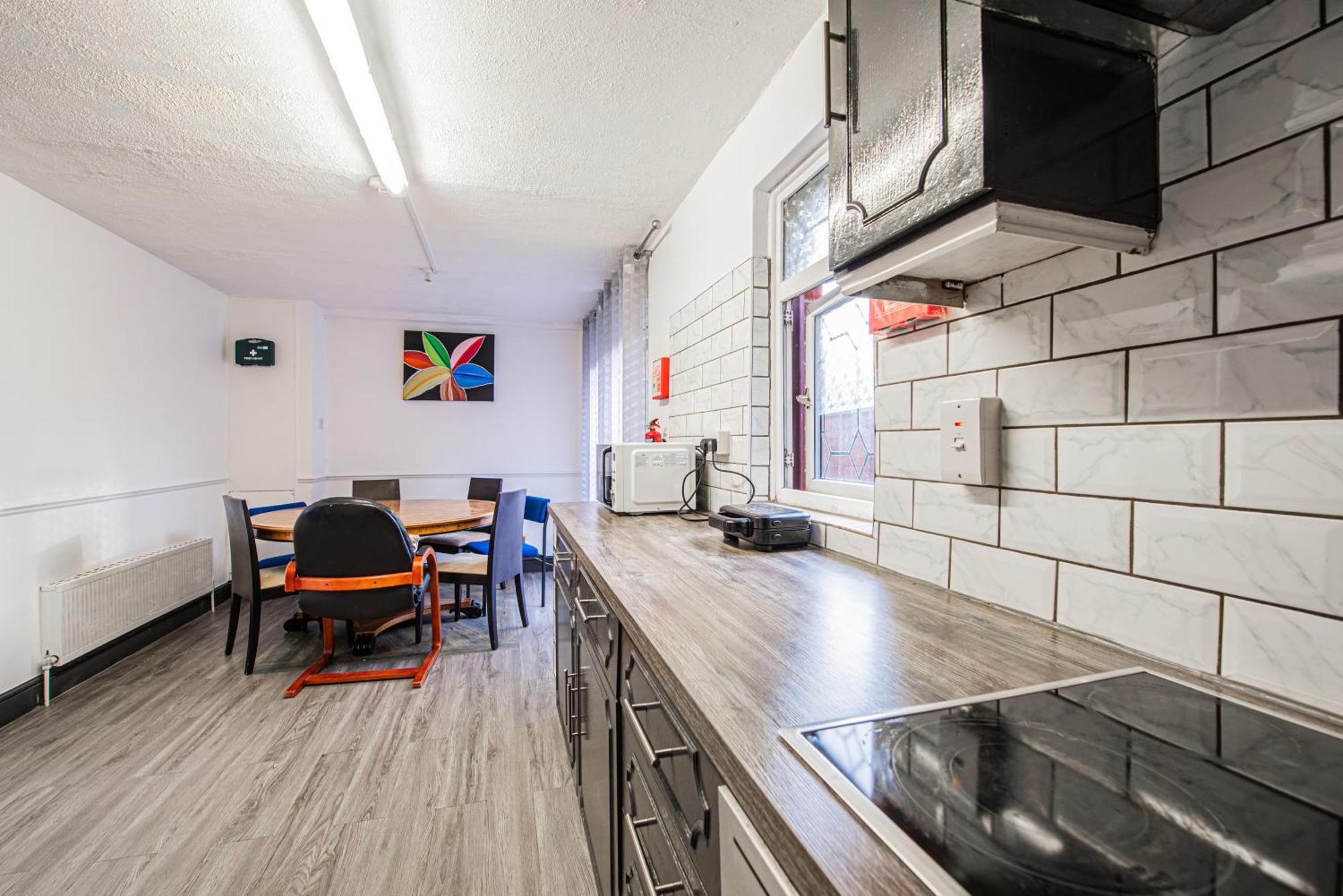 Apartment Spacious 4-bed With Garden & Free Parking London