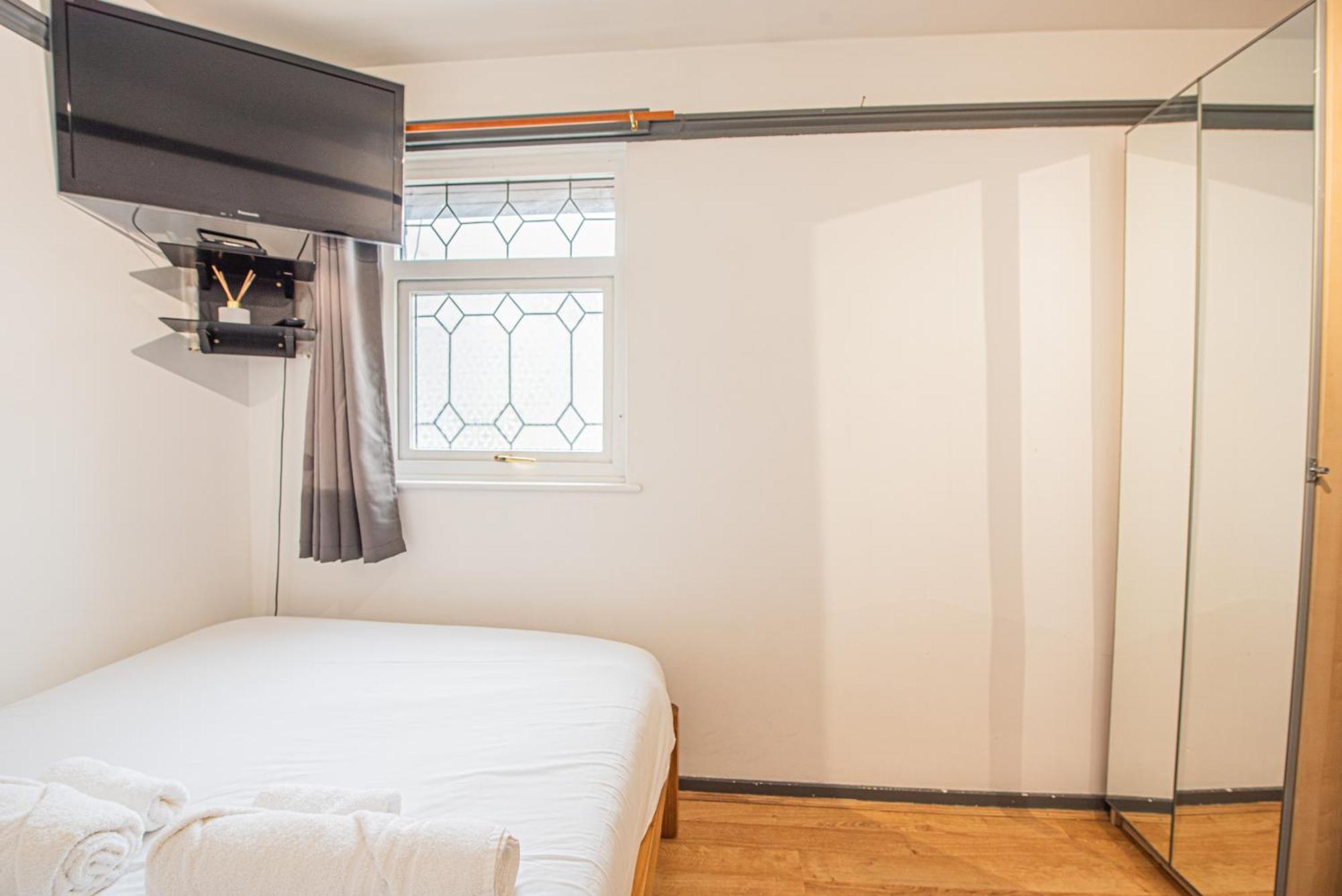 Apartment Spacious 4-bed With Garden & Free Parking London
