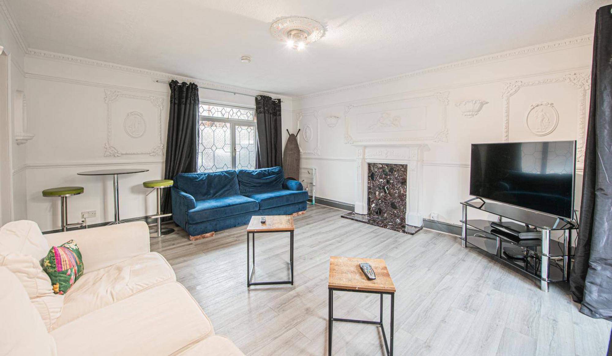 Apartment Spacious 4-bed With Garden & Free Parking