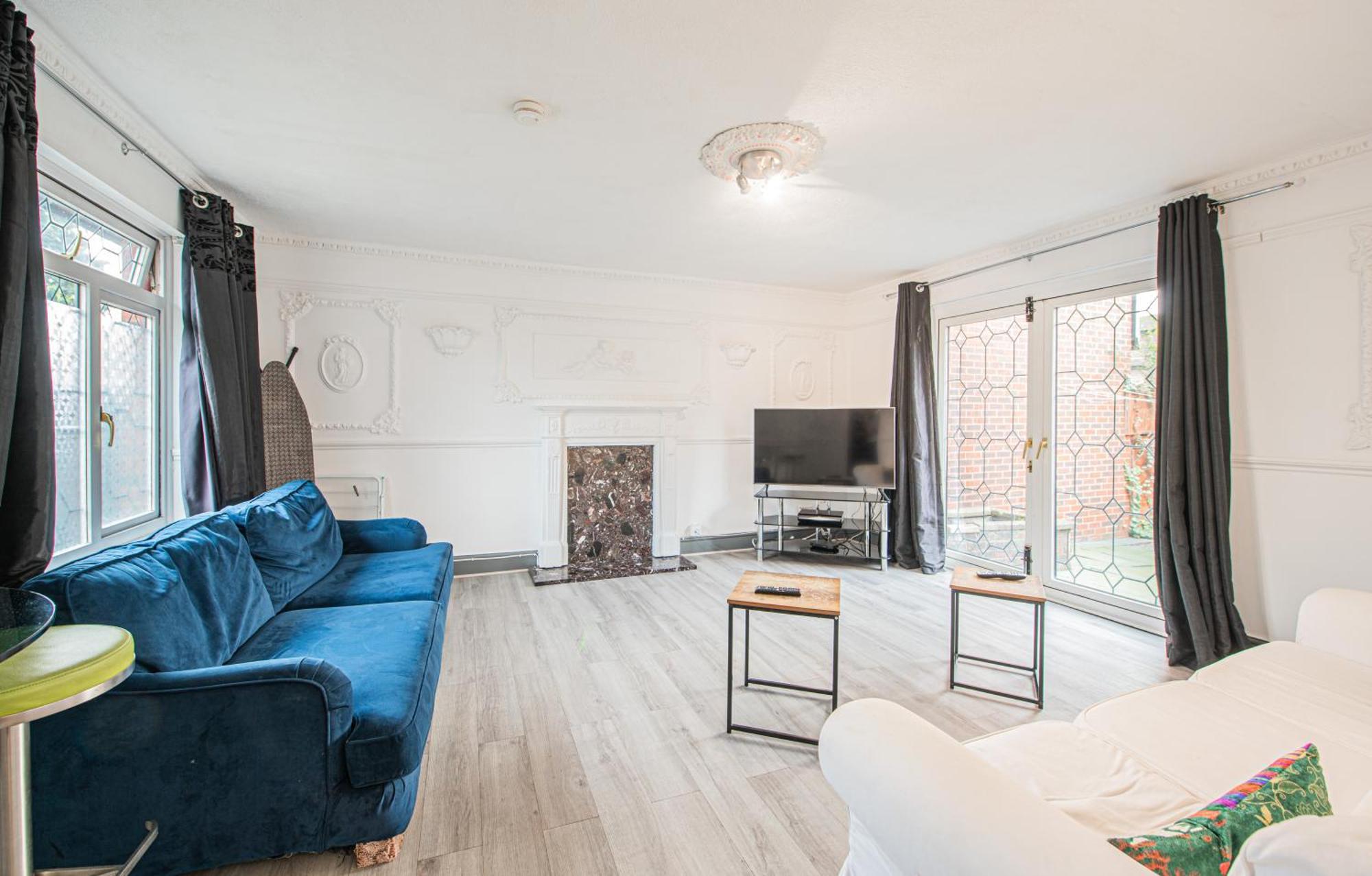 Apartment Spacious 4-bed With Garden & Free Parking *
