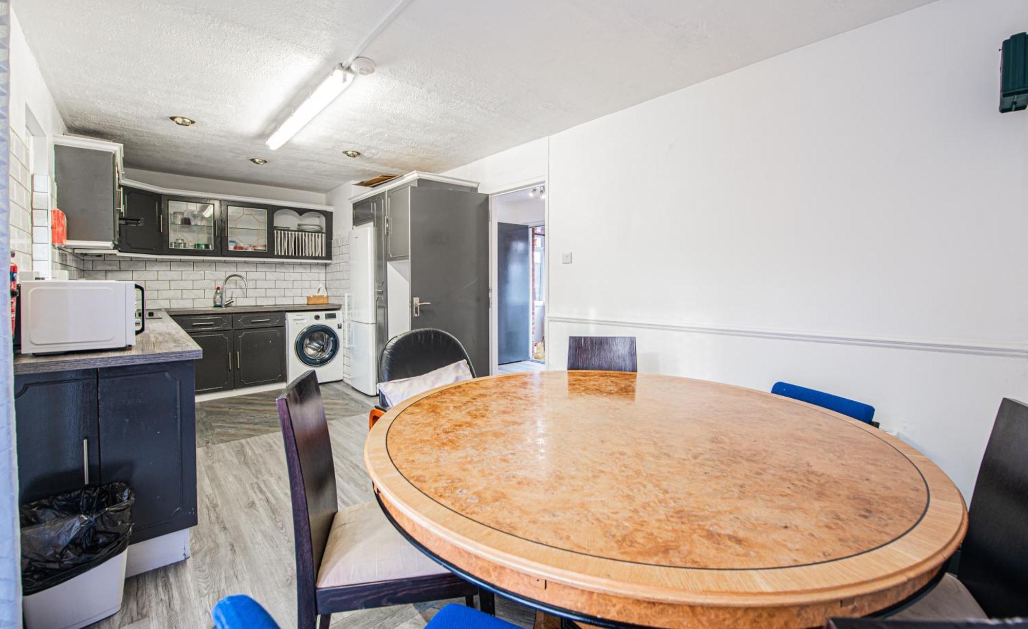 Apartment Spacious 4-bed With Garden & Free Parking London