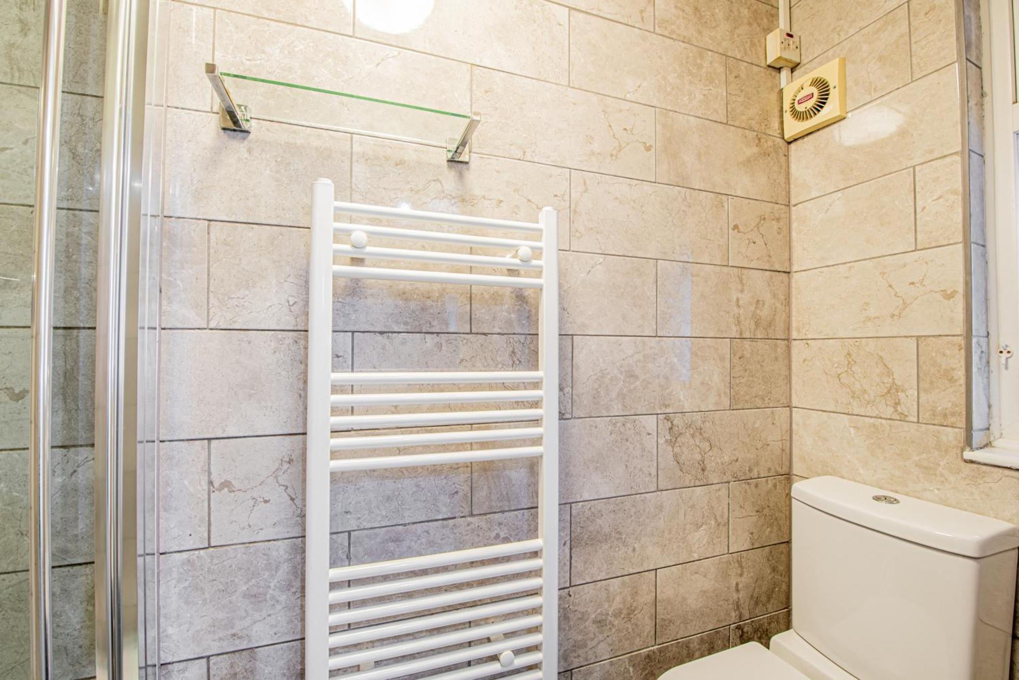 Apartment Spacious 4-bed With Garden & Free Parking