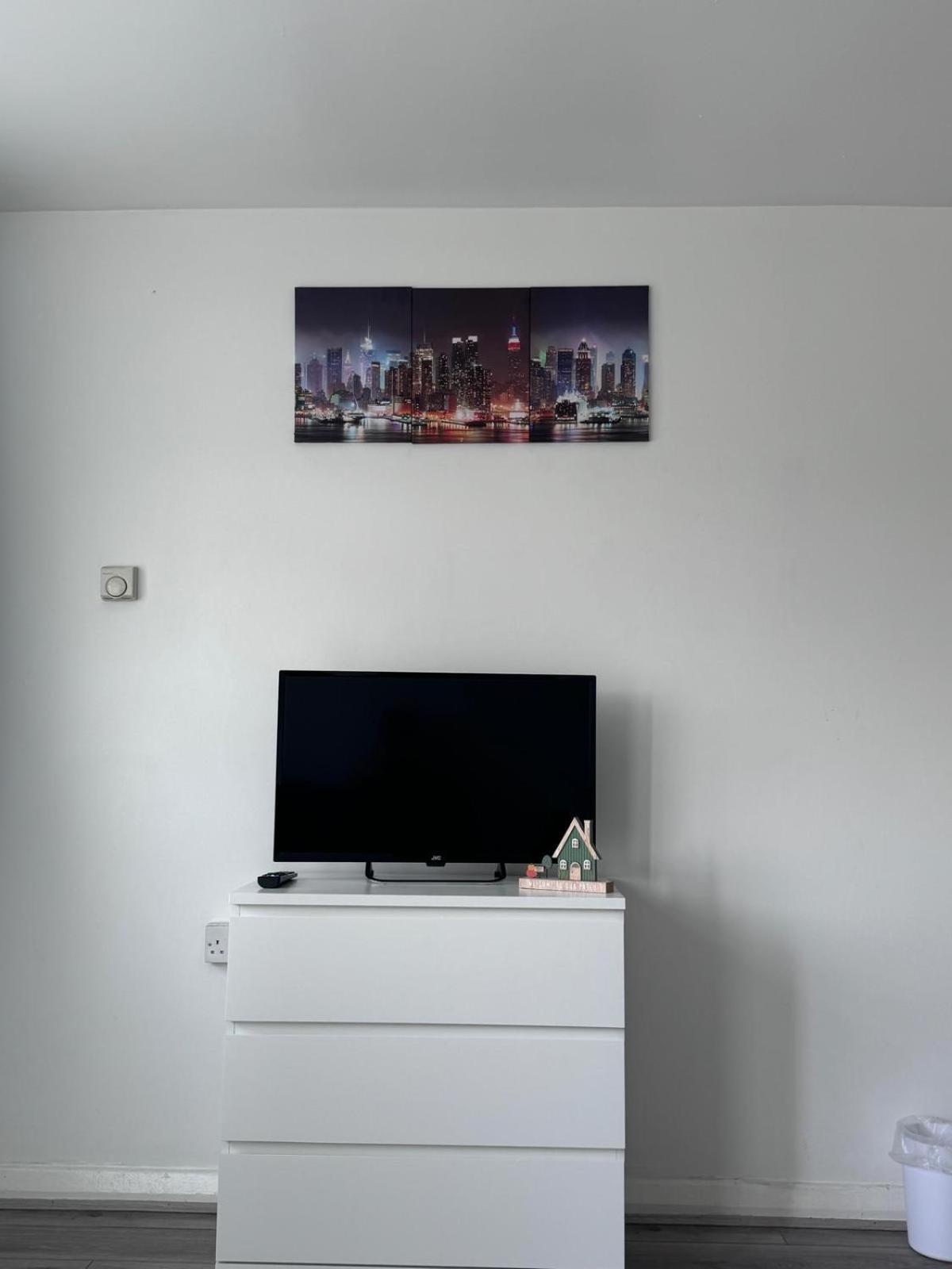 Modern In A 4 Bedroom Flat In London, Shared Bathroom! Privatunterkunft *