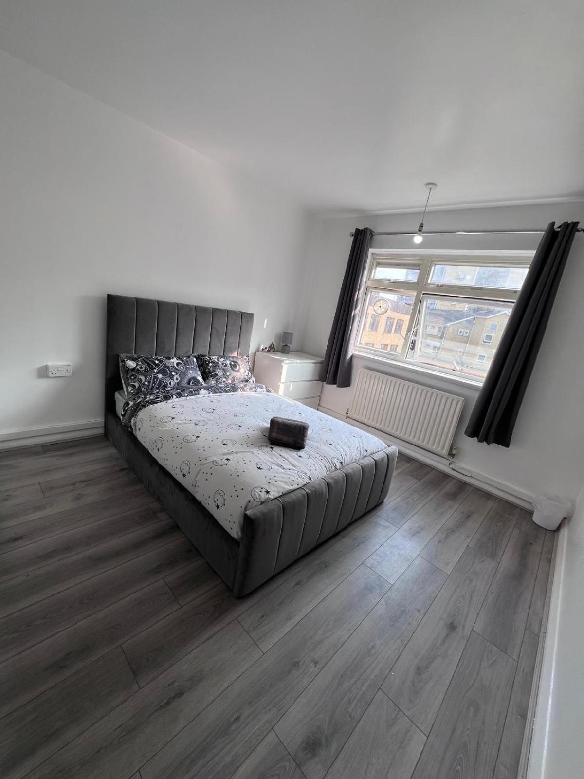Modern In A 4 Bedroom Flat In London, Shared Bathroom! Privatunterkunft *