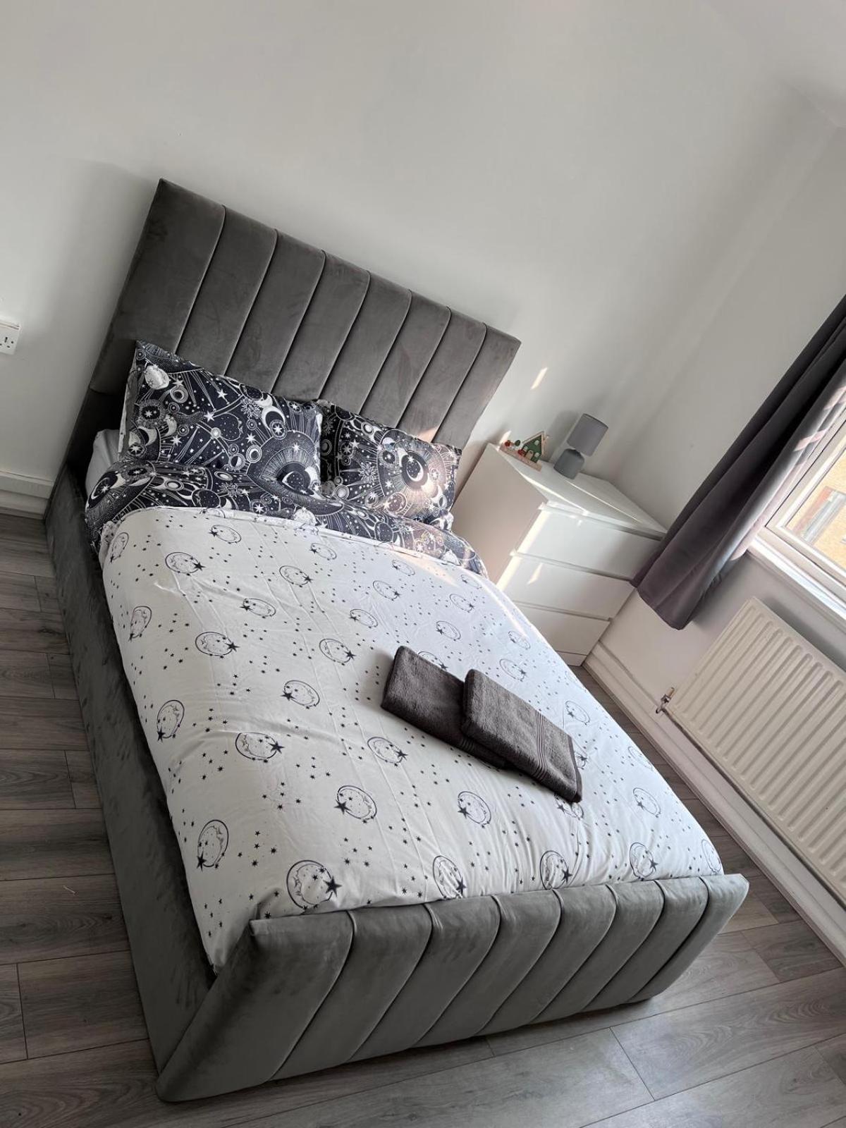 Modern In A 4 Bedroom Flat In London, Shared Bathroom! * London