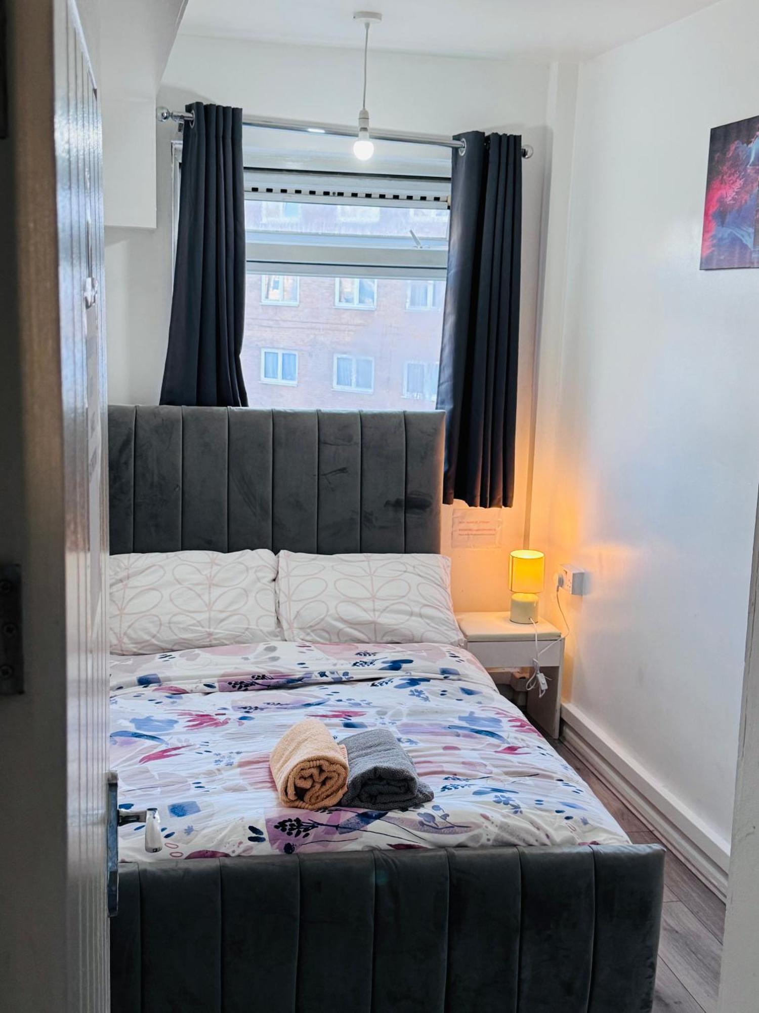Modern In A 4 Bedroom Flat In London, Shared Bathroom! Privatunterkunft *