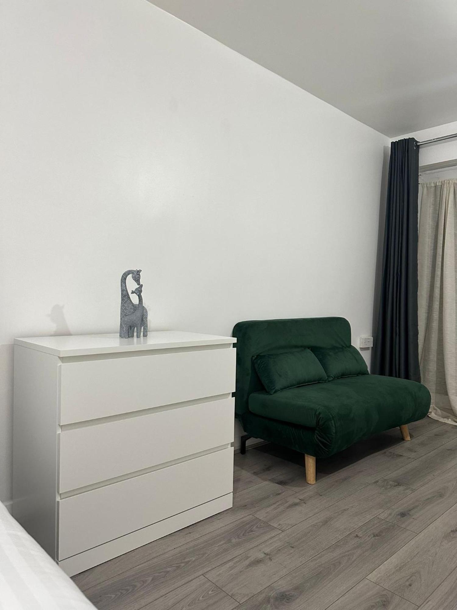 Privatunterkunft Modern In A 4 Bedroom Flat In London, Shared Bathroom! London