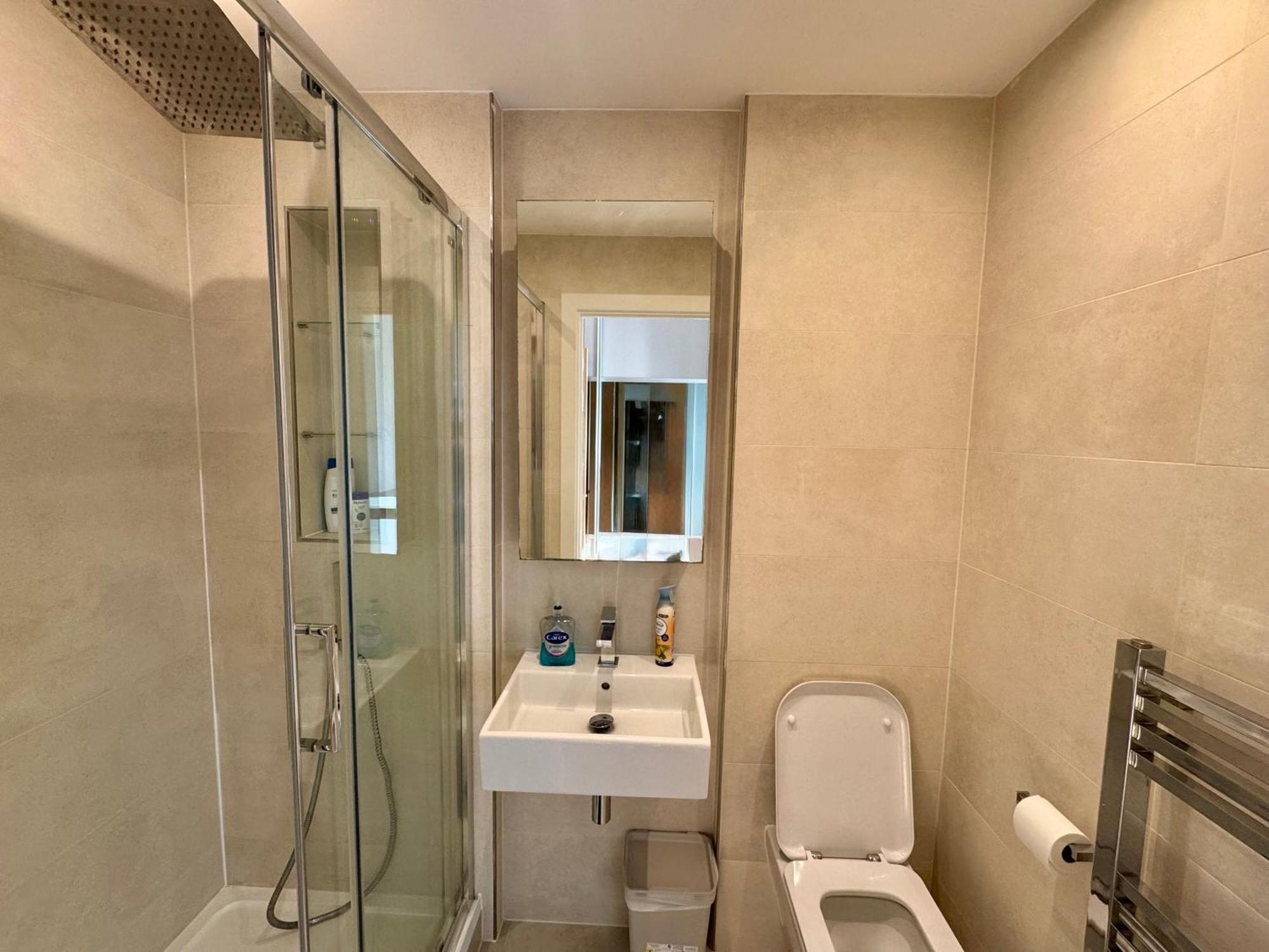 Apartment Modern Excel 2 Bedrooms 2 Bathrooms, Parking, Kitchen, Lounge, Balcony London
