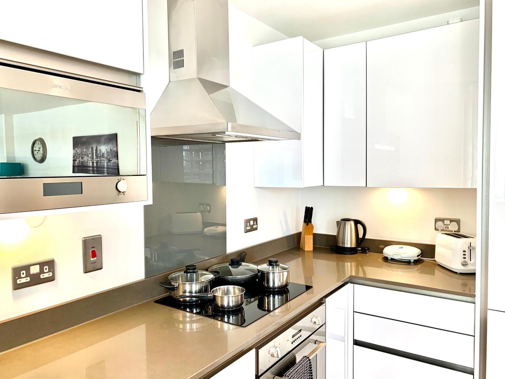 Apartment Modern Excel 2 Bedrooms 2 Bathrooms, Parking, Kitchen, Lounge, Balcony London