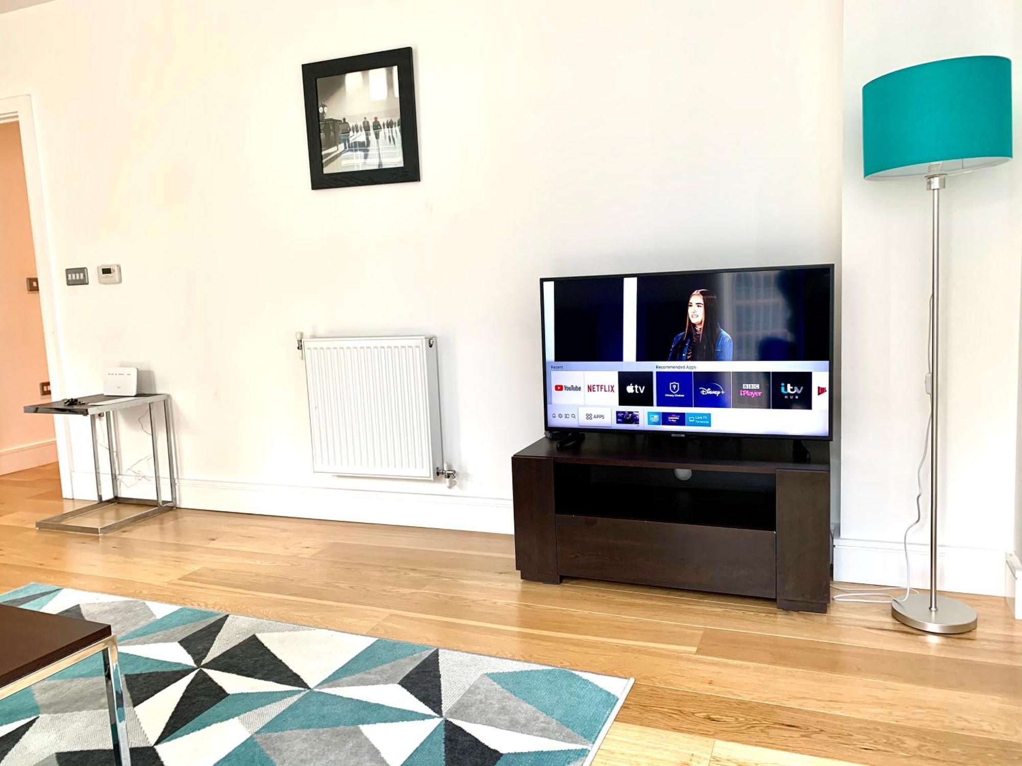 Modern Excel 2 Bedrooms 2 Bathrooms, Parking, Kitchen, Lounge, Balcony * London