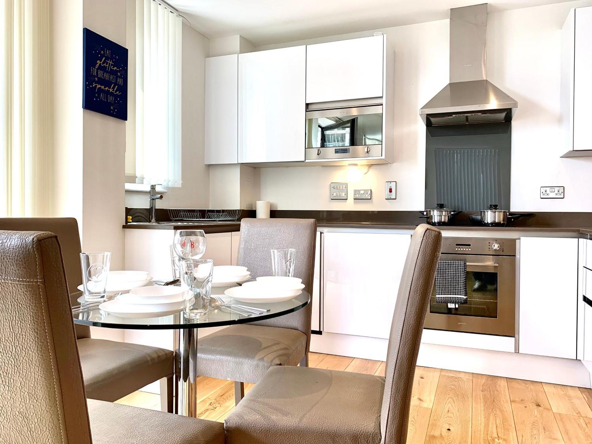 Modern Excel 2 Bedrooms 2 Bathrooms, Parking, Kitchen, Lounge, Balcony * London