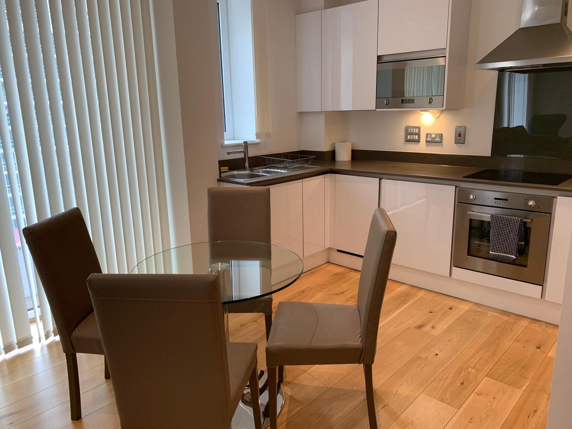Apartment Modern Excel 2 Bedrooms 2 Bathrooms, Parking, Kitchen, Lounge, Balcony London