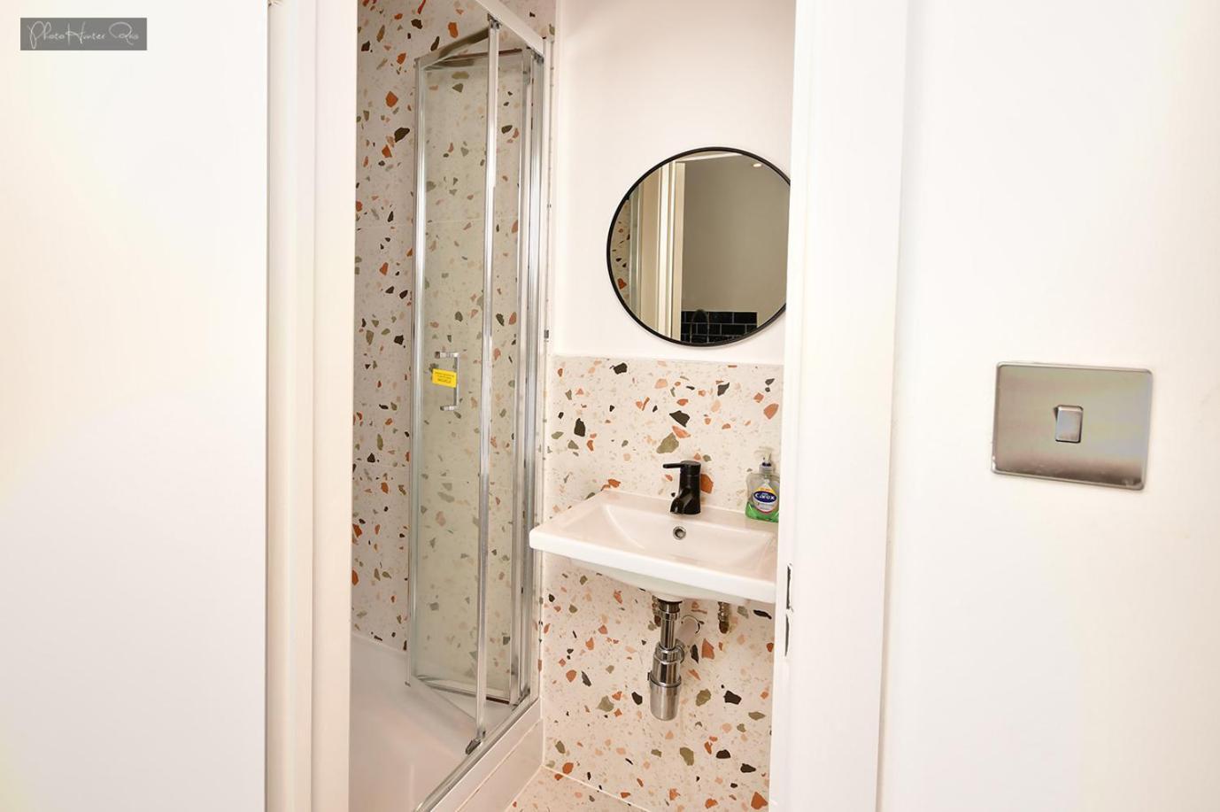 Gjestgiverier Morden Stratford 2 With Shared Bathroom
