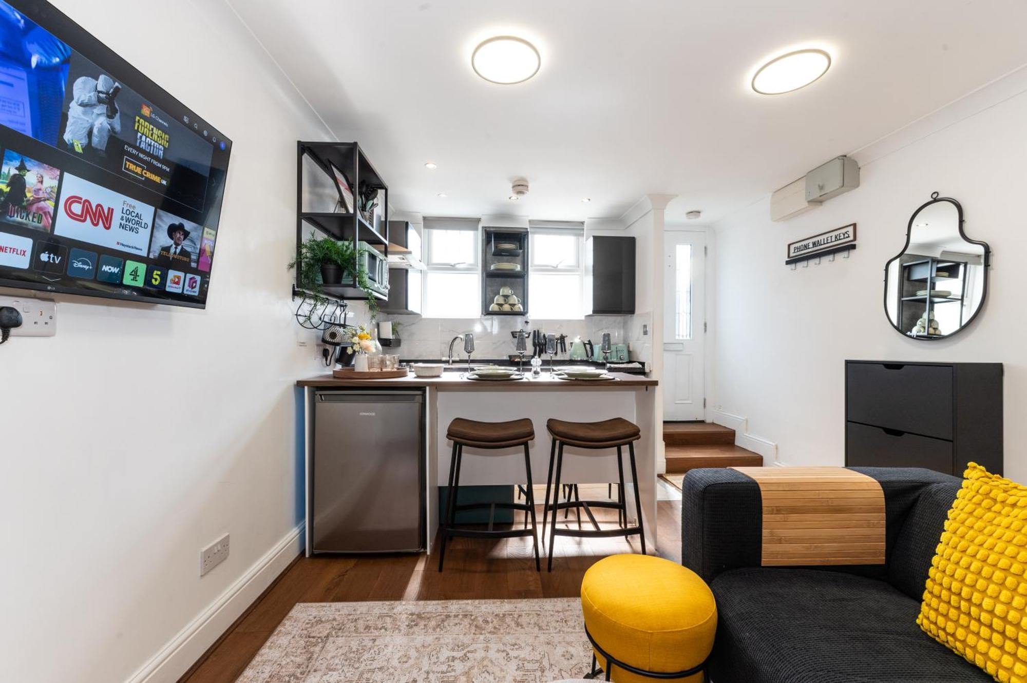Cute & Stylish 2 Bed House 10 Mins To Woolwich Dlr *