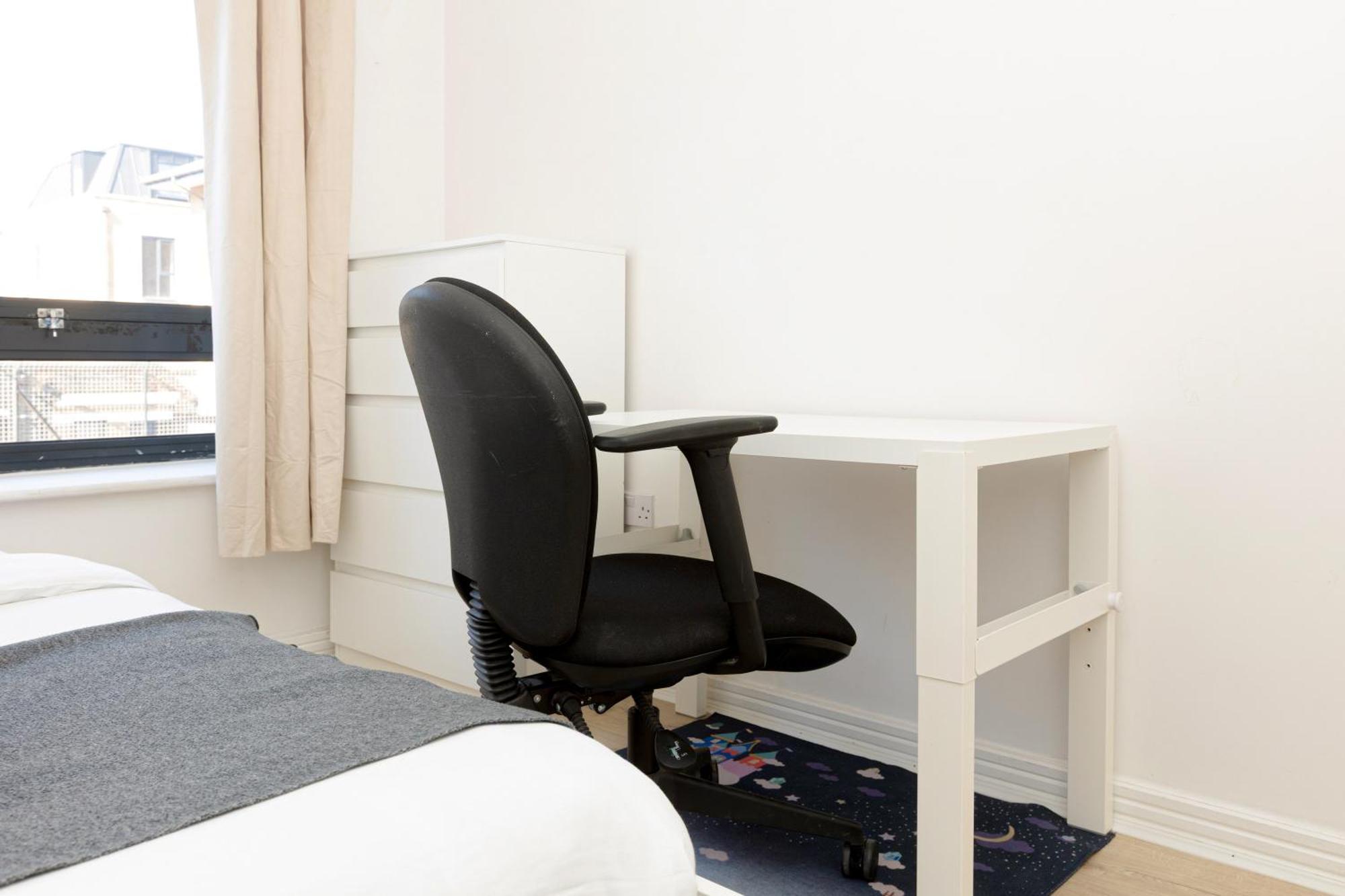 Charming 2br Flat Near Canary Wharf With Balcony Londen
