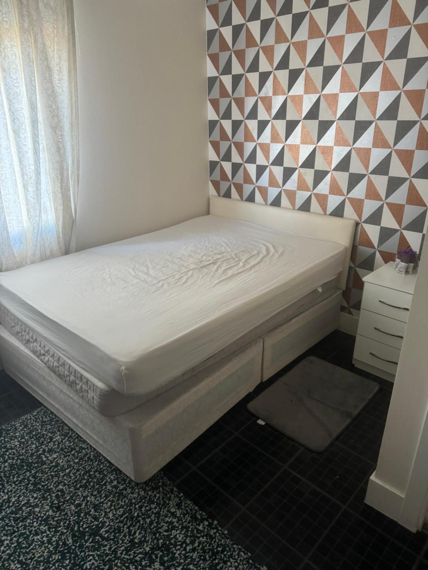 Sammie Shaw Double Homestay London
