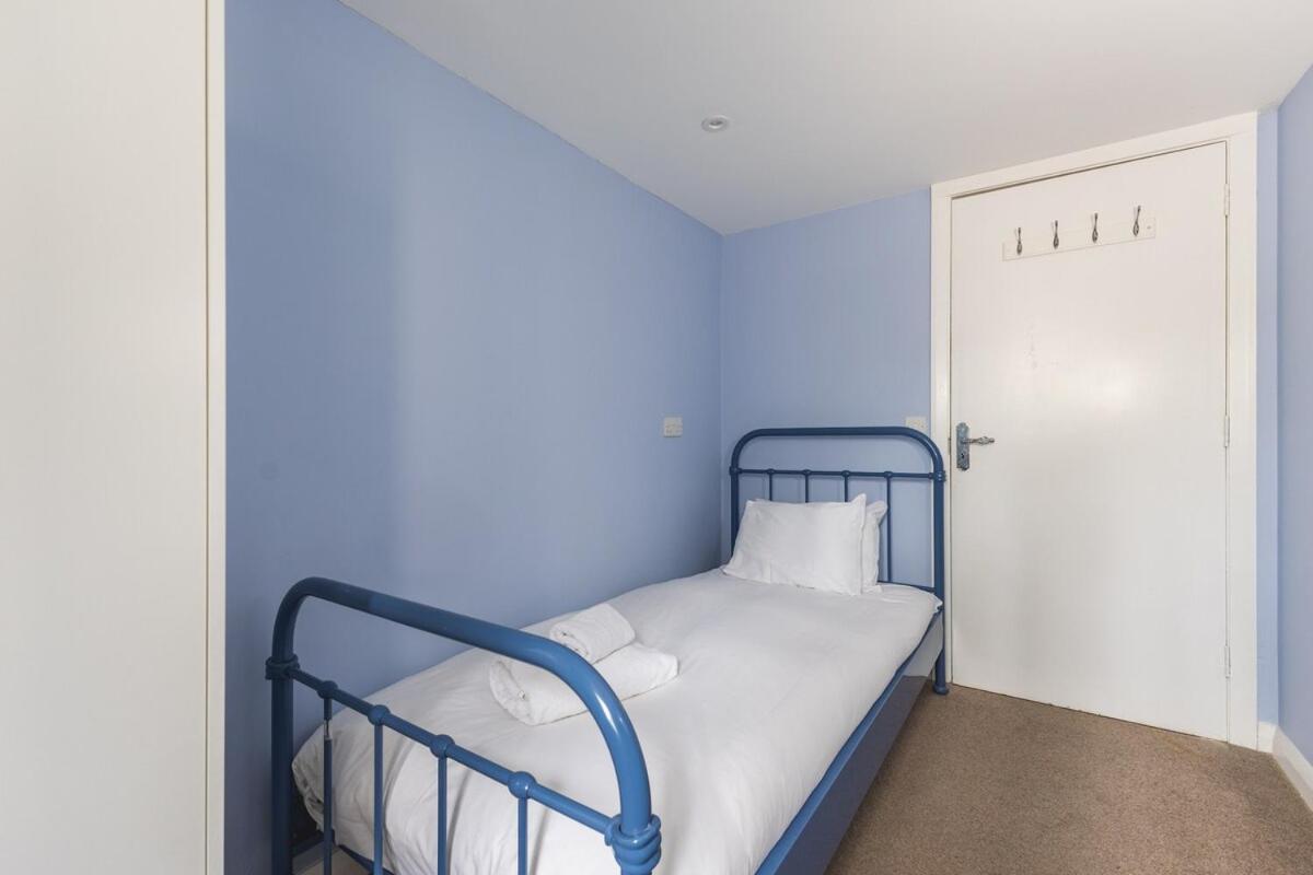 Spacious & Trendy 4-Bed Near River Thames Apartment *