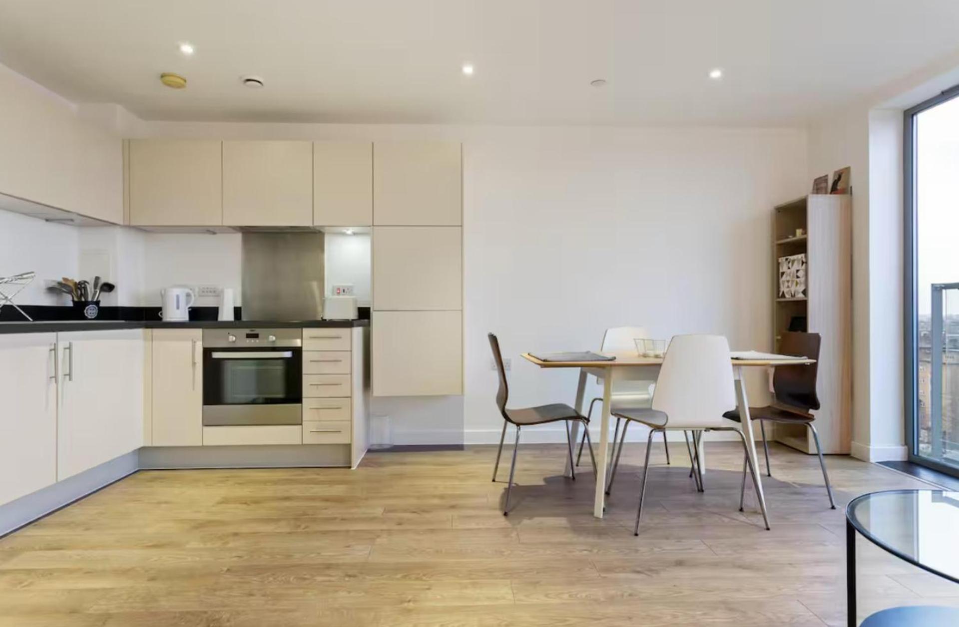 Apartmentsleeps3-balcony-near Canarywharf-gym Apartment London