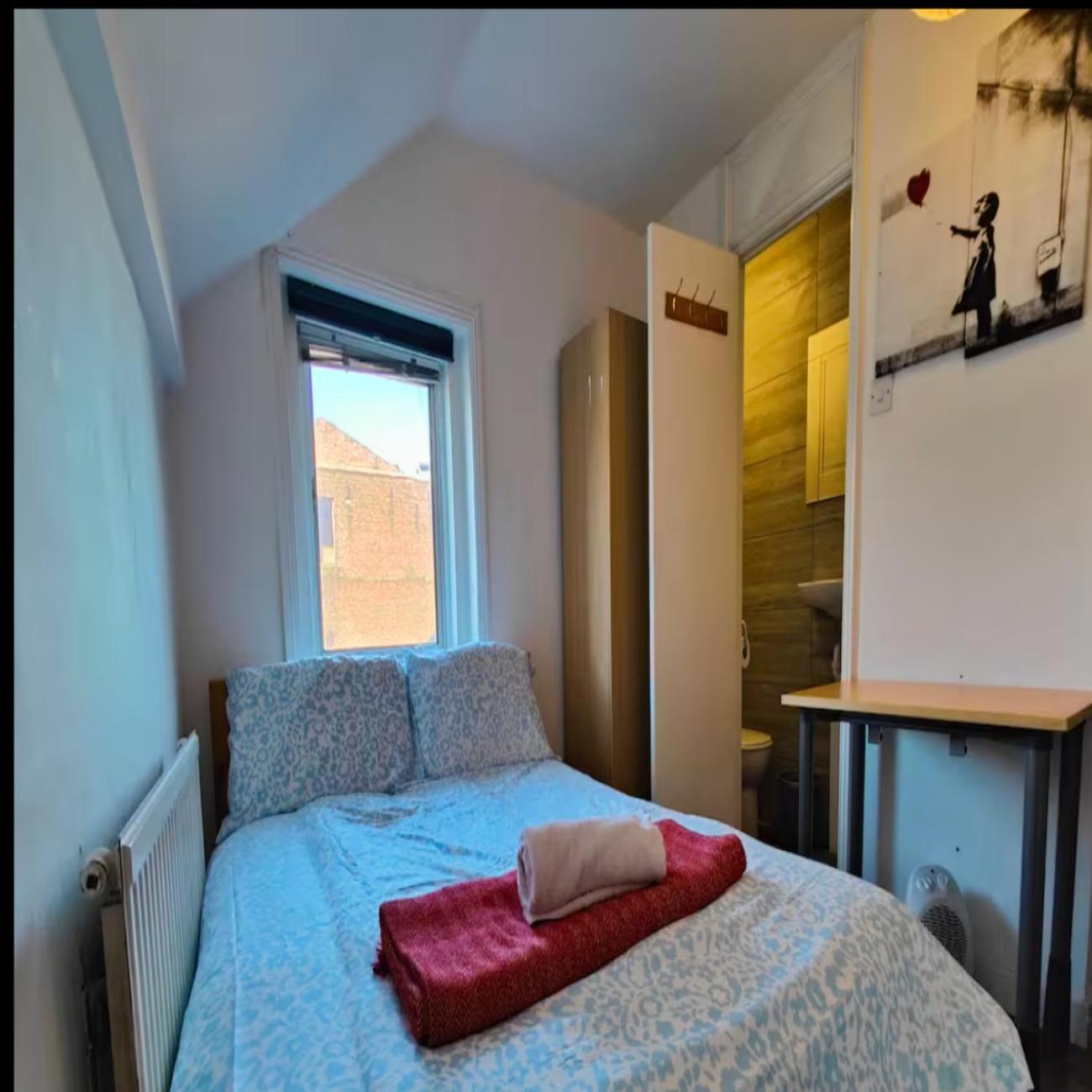 R15 Deluxe Ensuite, Kitchenette *