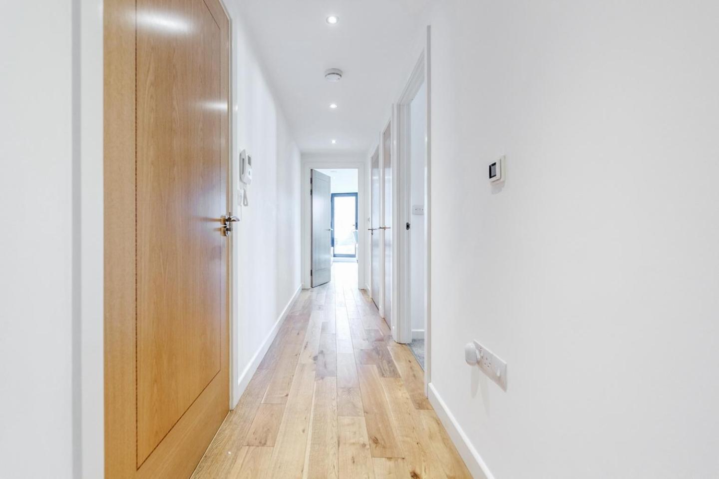 Chic 2-bedroom In Canada Water, - Stylish Retreat Near The River Thames Apartment *