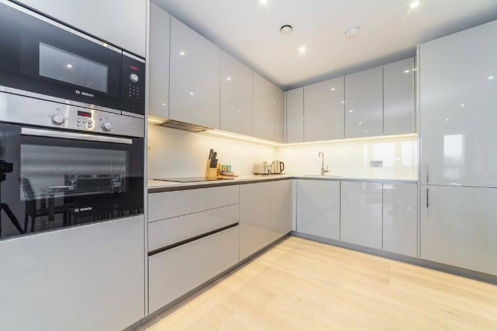 Chic 2-bedroom In Canada Water, - Stylish Retreat Near The River Thames Apartment *