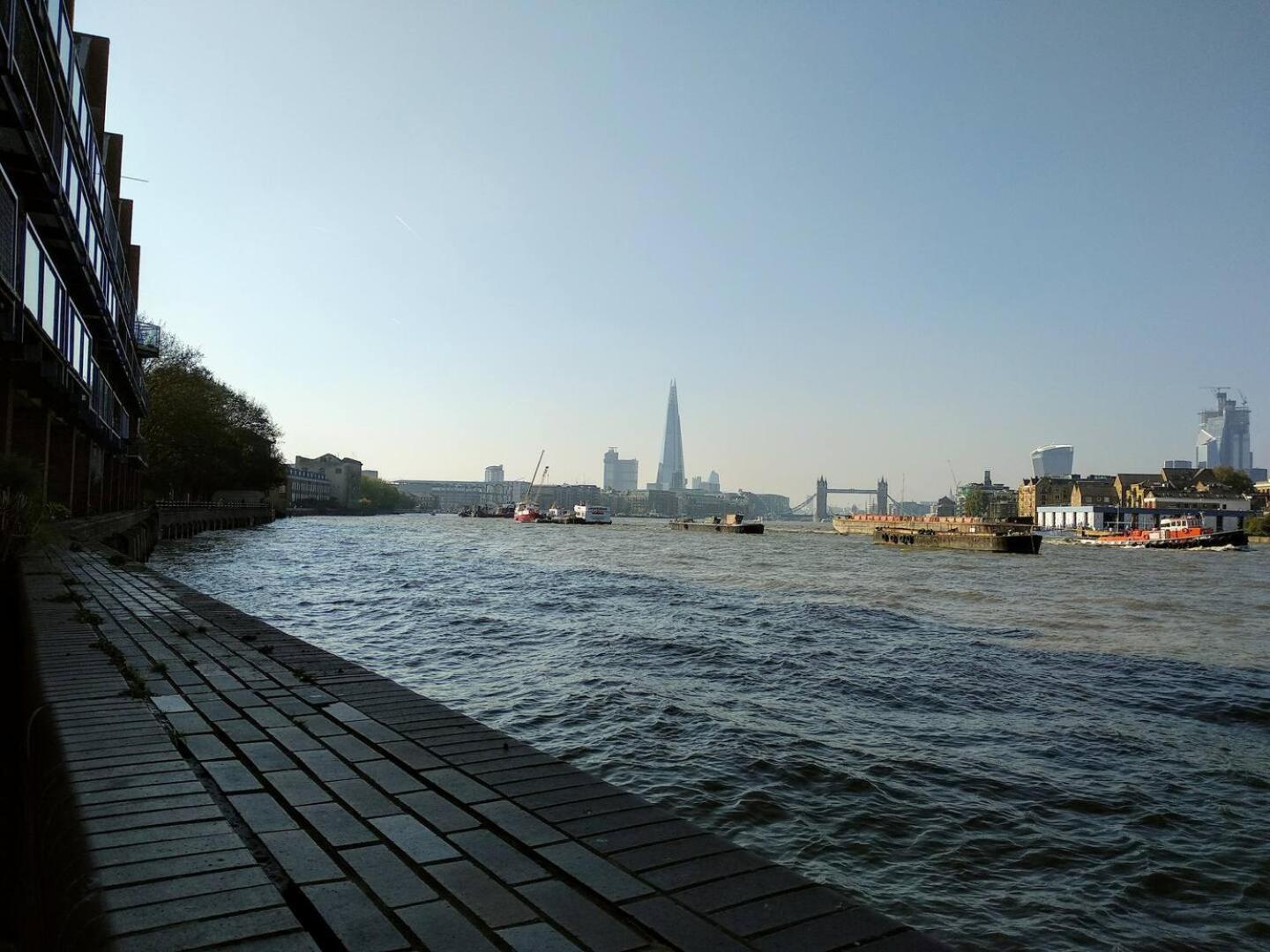 Chic 2-bedroom In Canada Water, - Stylish Retreat Near The River Thames *