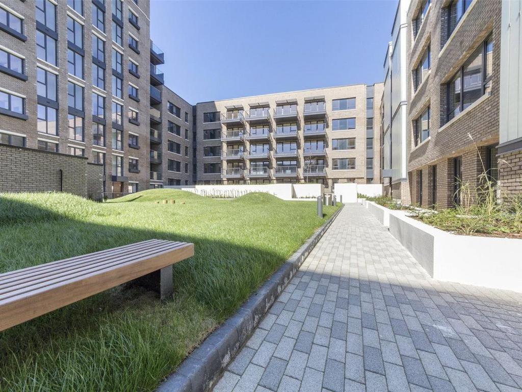 Chic 2-bedroom In Canada Water, - Stylish Retreat Near The River Thames *