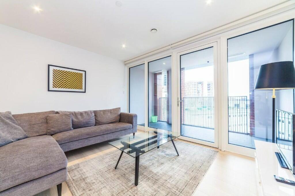 Chic 2-bedroom In Canada Water, - Stylish Retreat Near The River Thames Apartment London