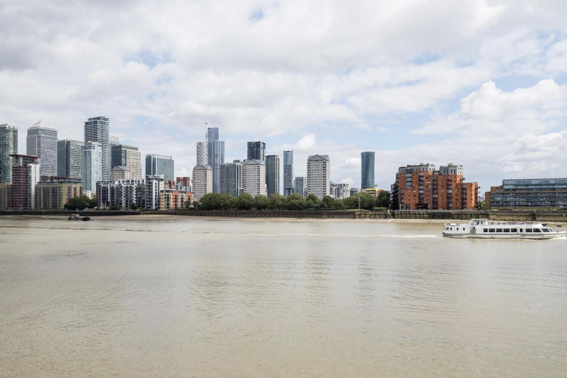 Apartment Chic 2-bedroom In Canada Water, - Stylish Retreat Near The River Thames *