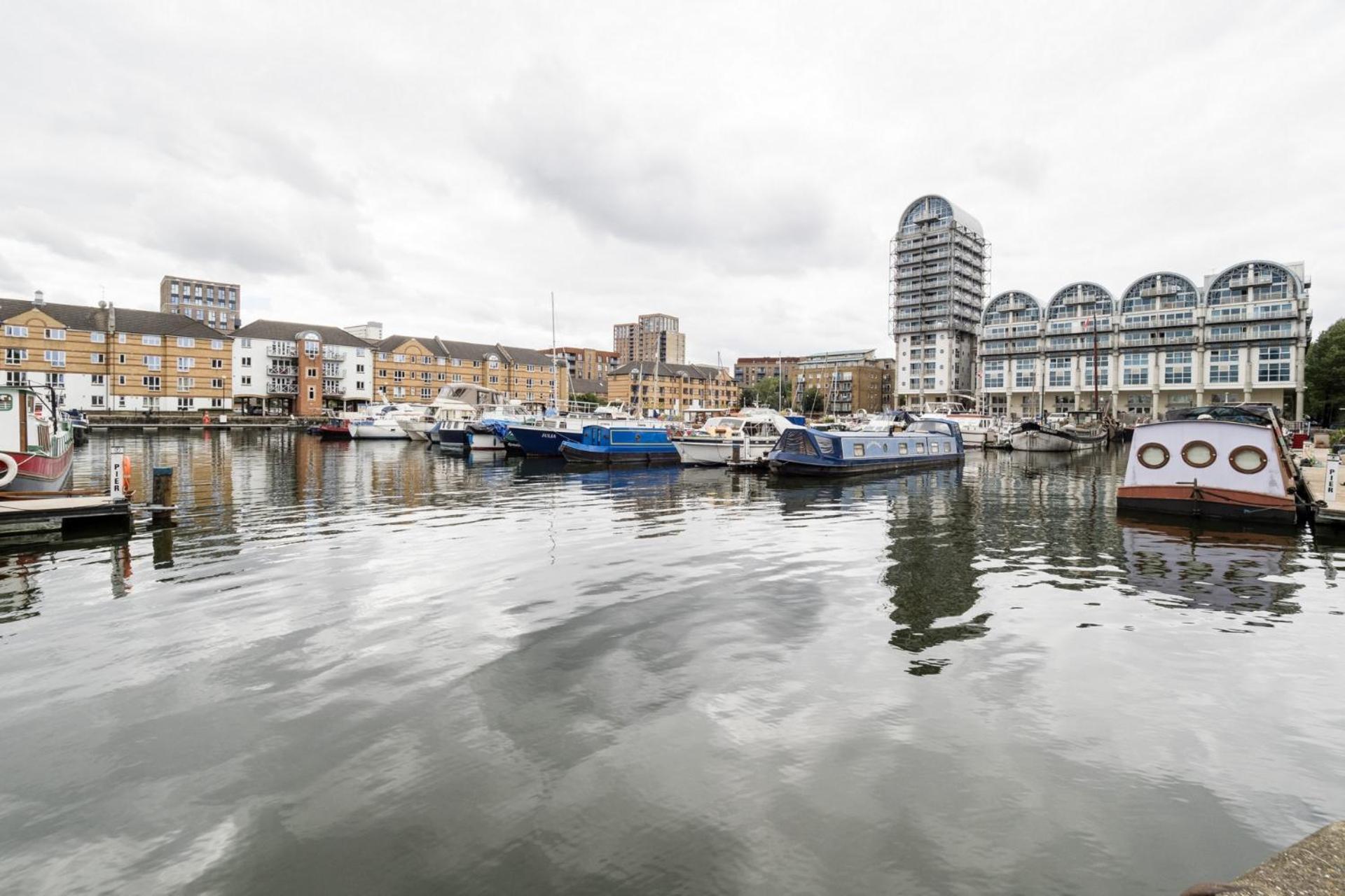 Chic 2-bedroom In Canada Water, - Stylish Retreat Near The River Thames London