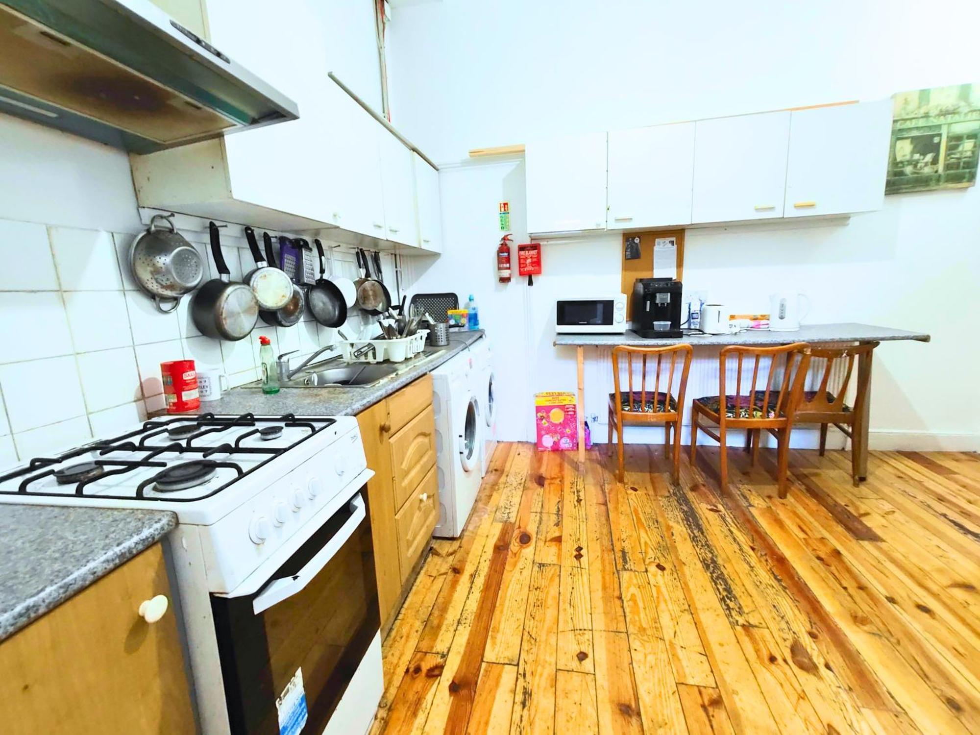 R15 Deluxe Ensuite, Kitchenette * London