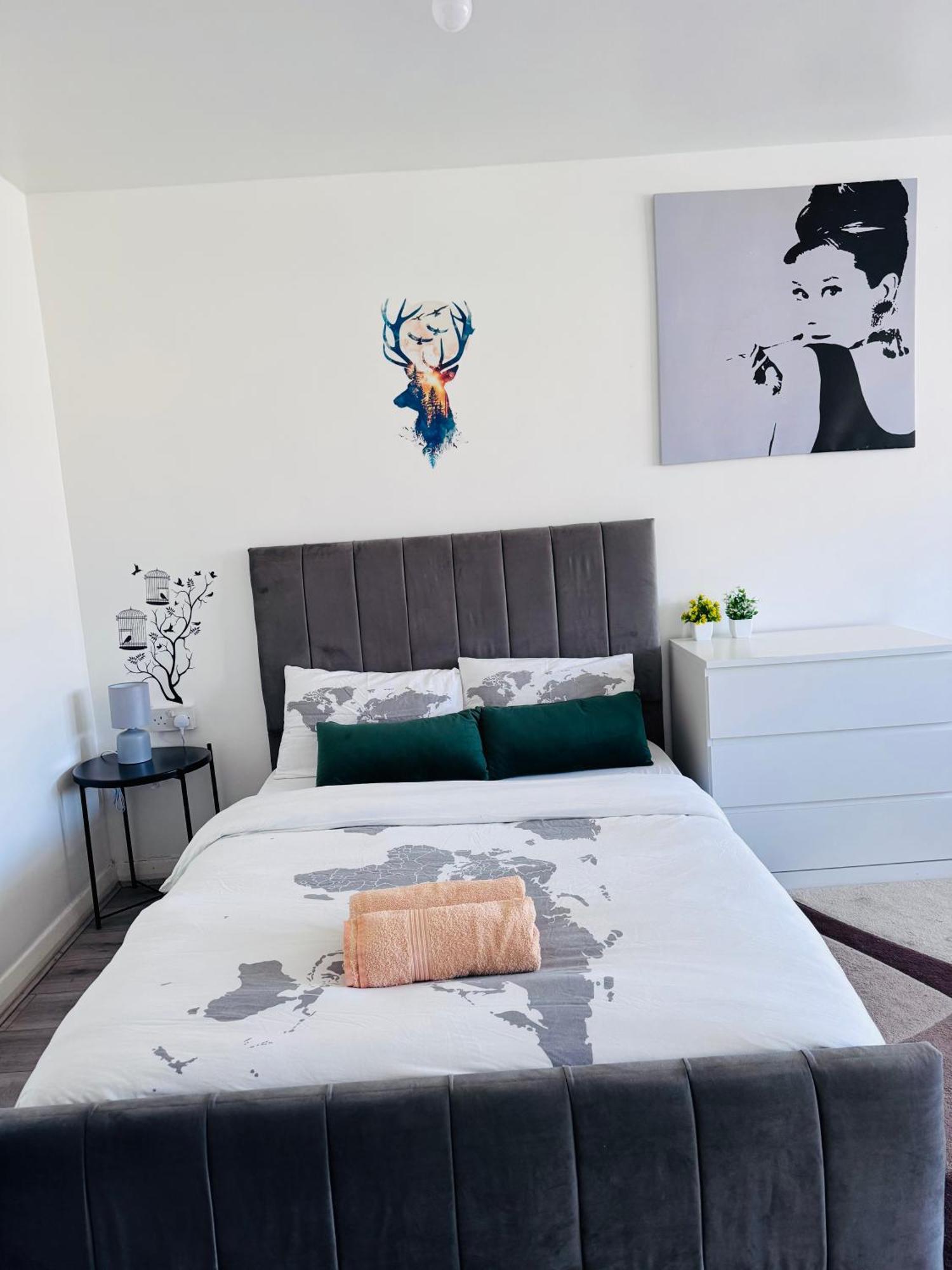 Modern In A 4 Bedroom Flat In London, Shared Bathroom!
