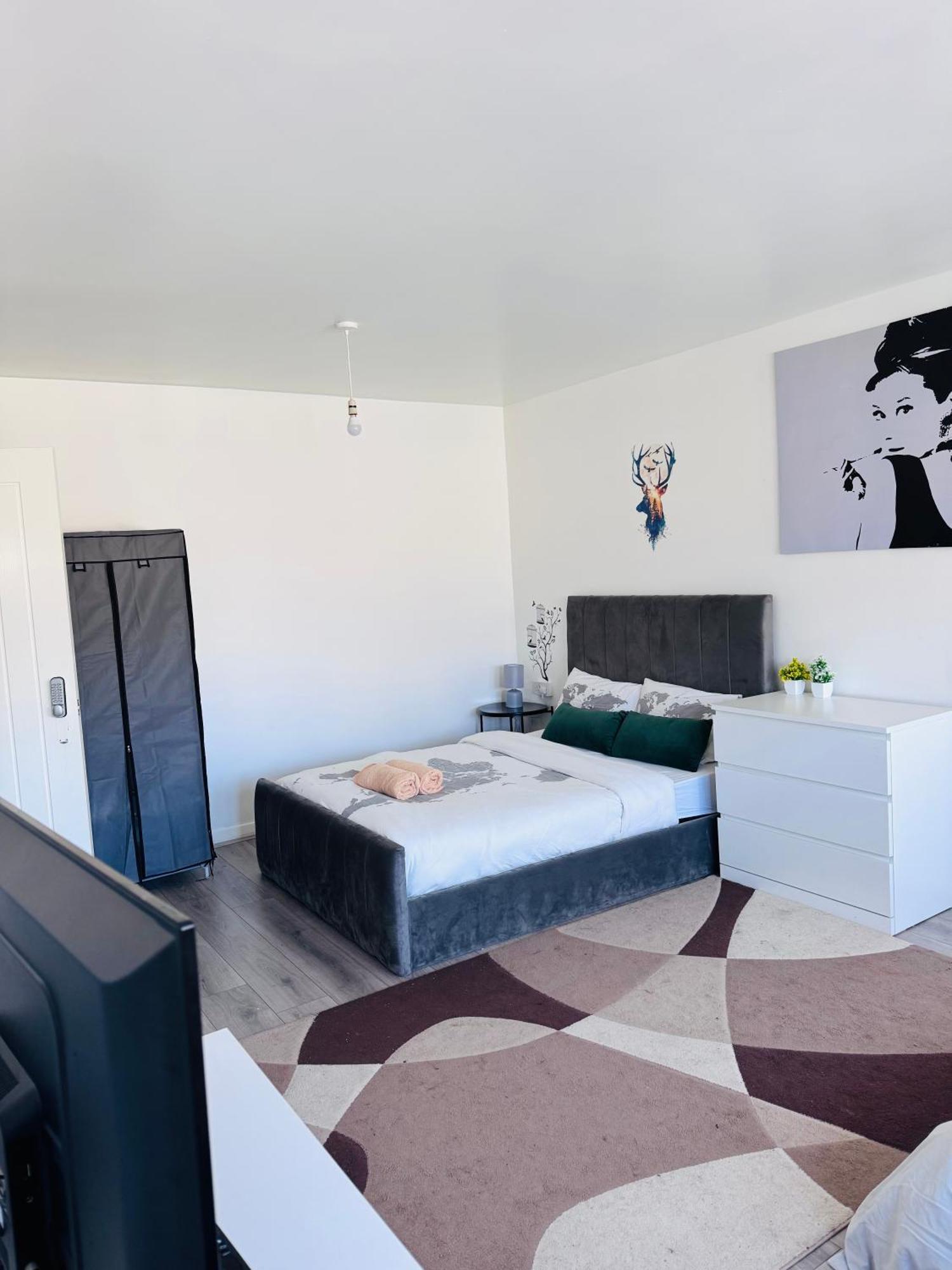 Modern In A 4 Bedroom Flat In London, Shared Bathroom! * London