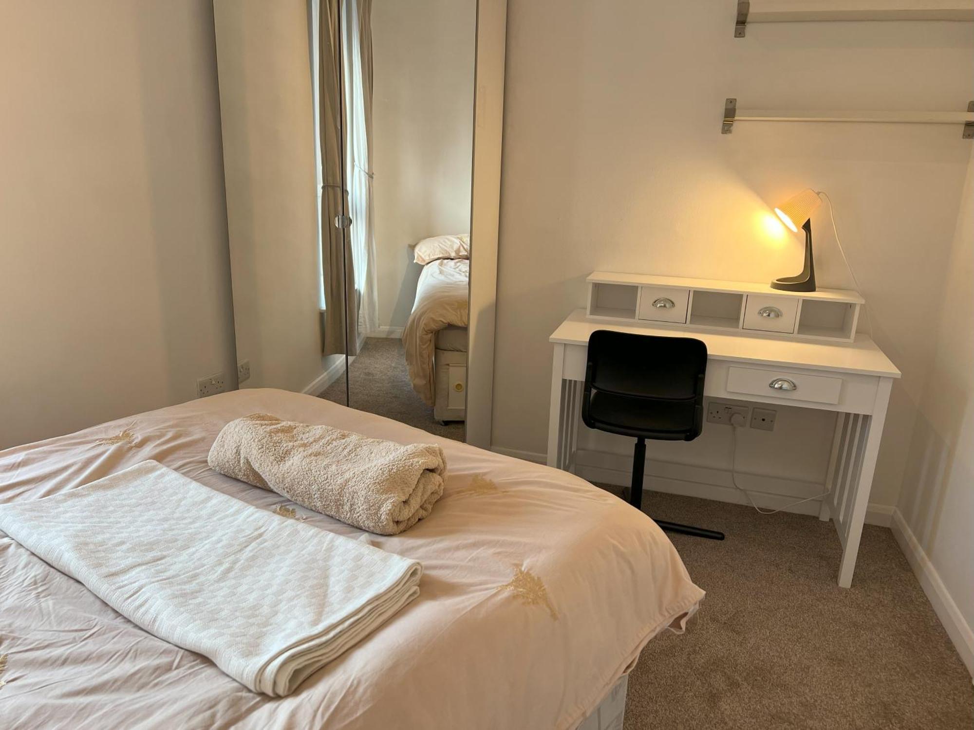 En-suite Double On Riverside Of Canada Water * London
