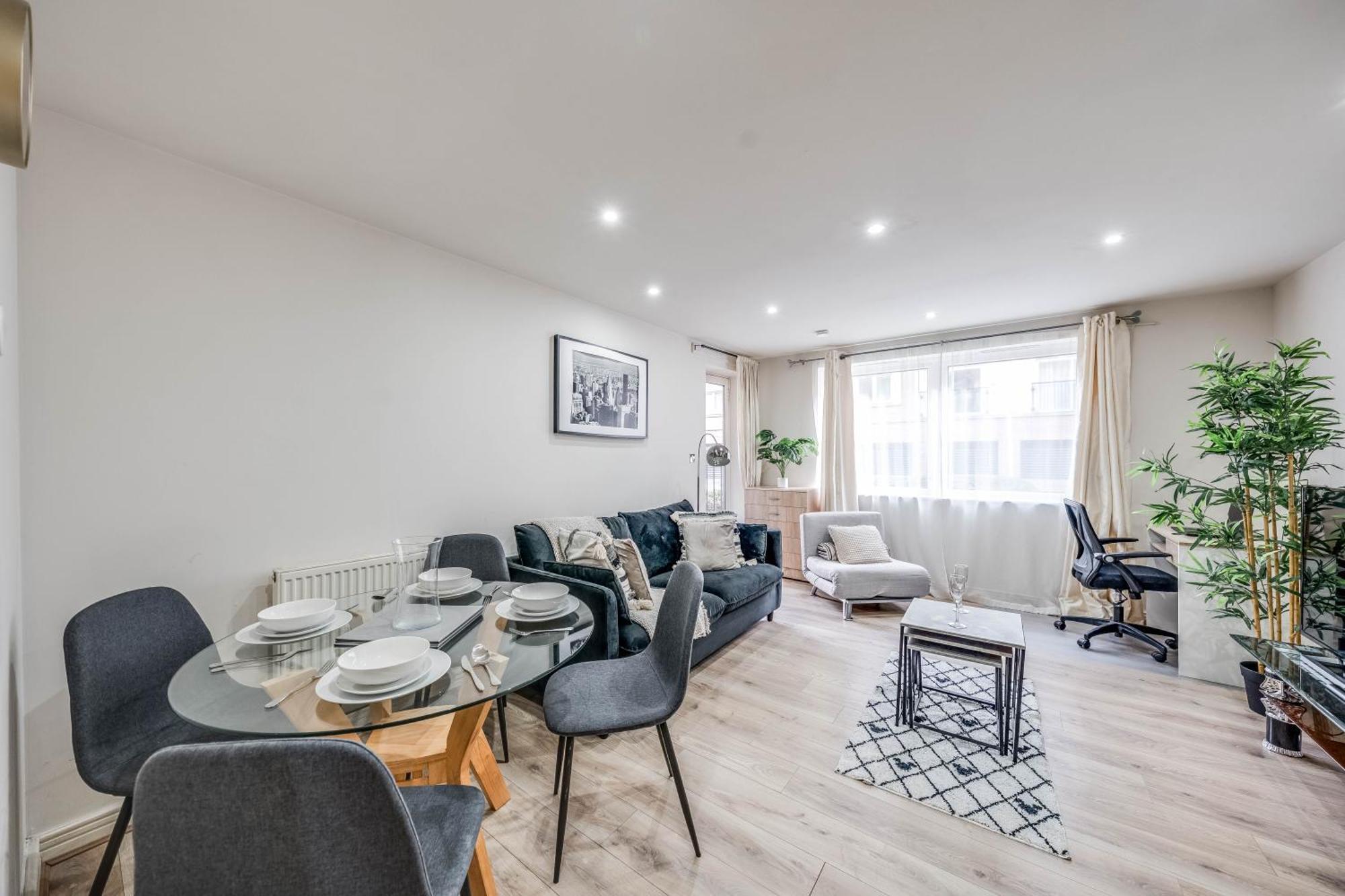Canary Wharf O2 Excel Flat With Parking & Balcony * London